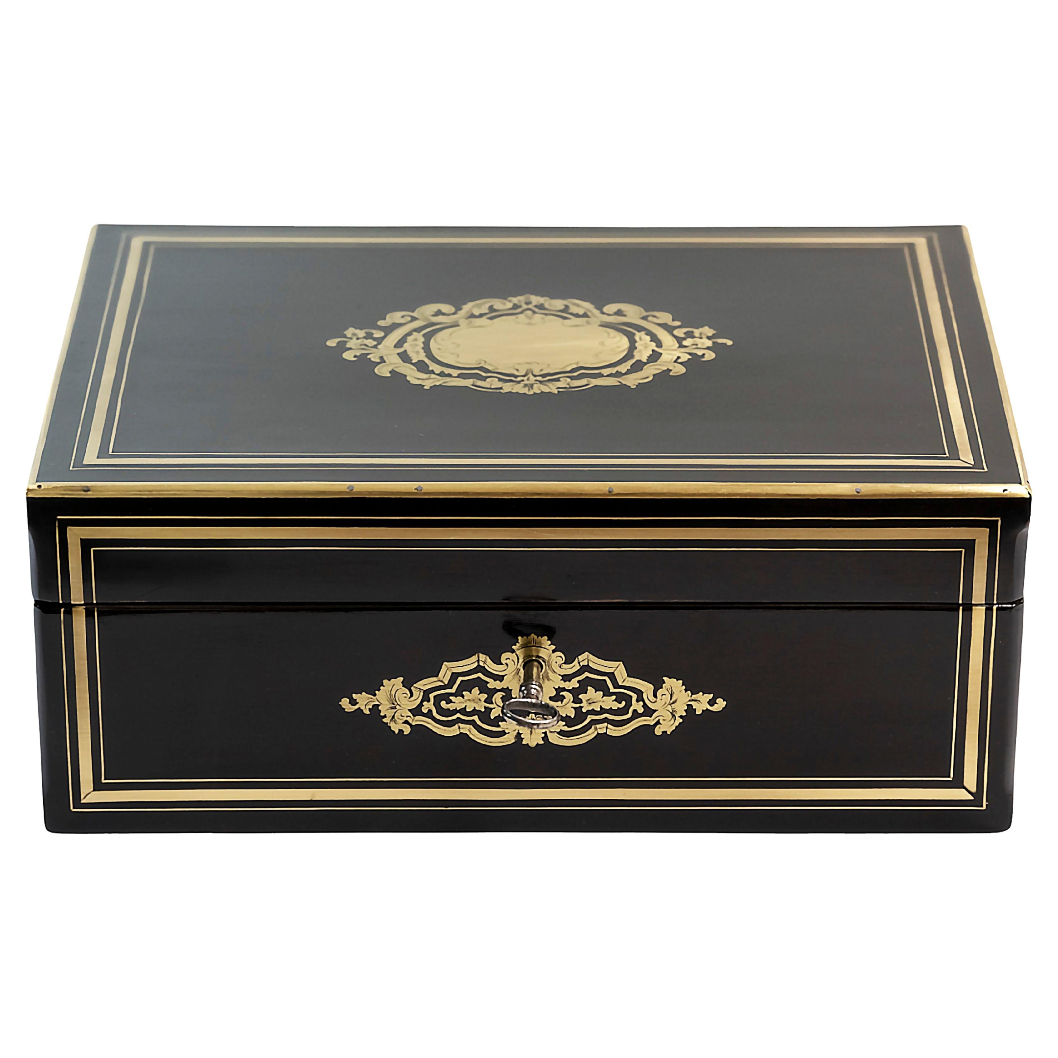 Grande scatola antica francese Napoleone III con decorazioni in bronzo intarsiato, superficie nera lucida, interno in velluto marrone. Include la chiave.
Dopo la ristrutturazione - ottime condizioni.


