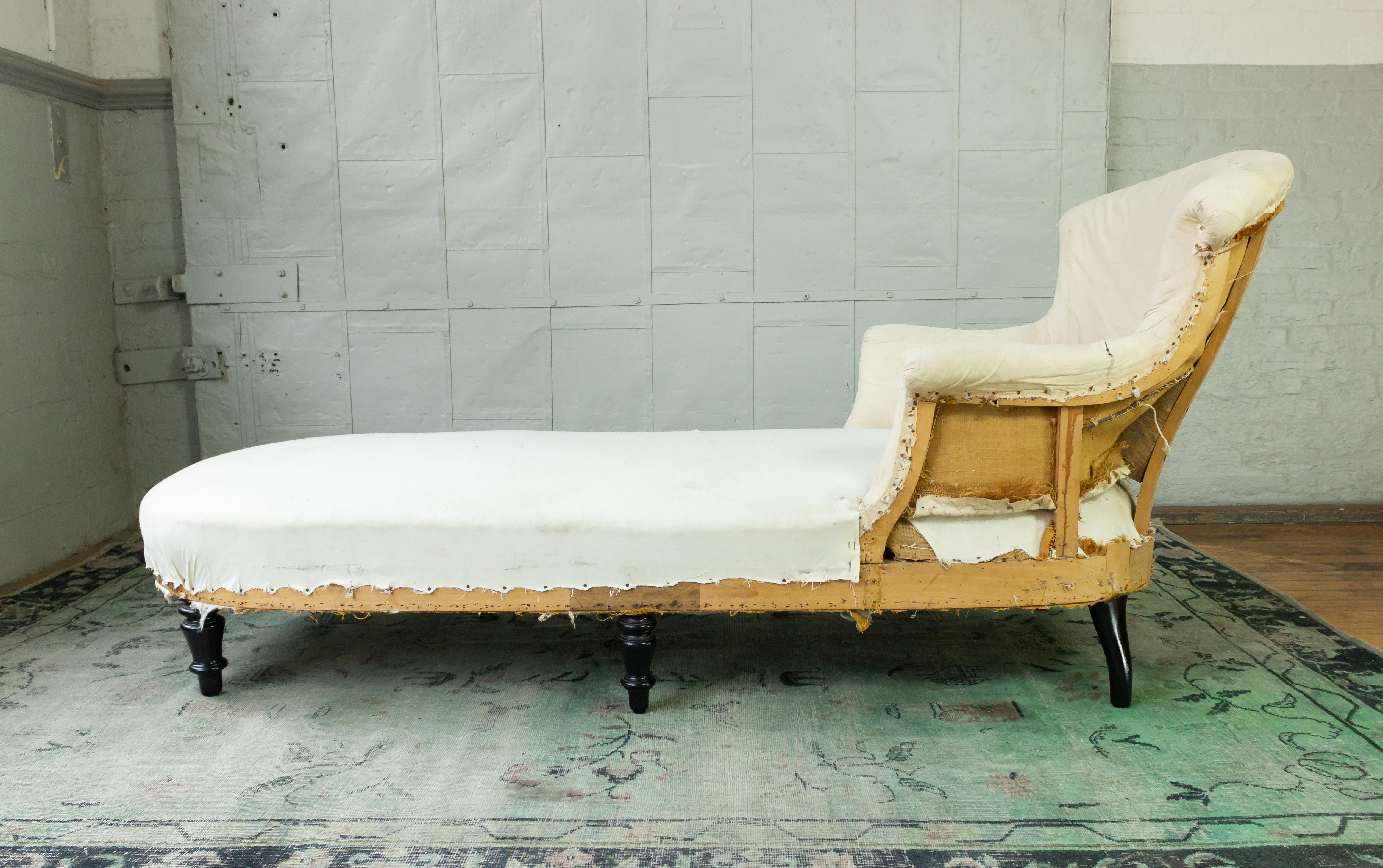 Very large Napoleon III chaise longue in muslin. The classic 