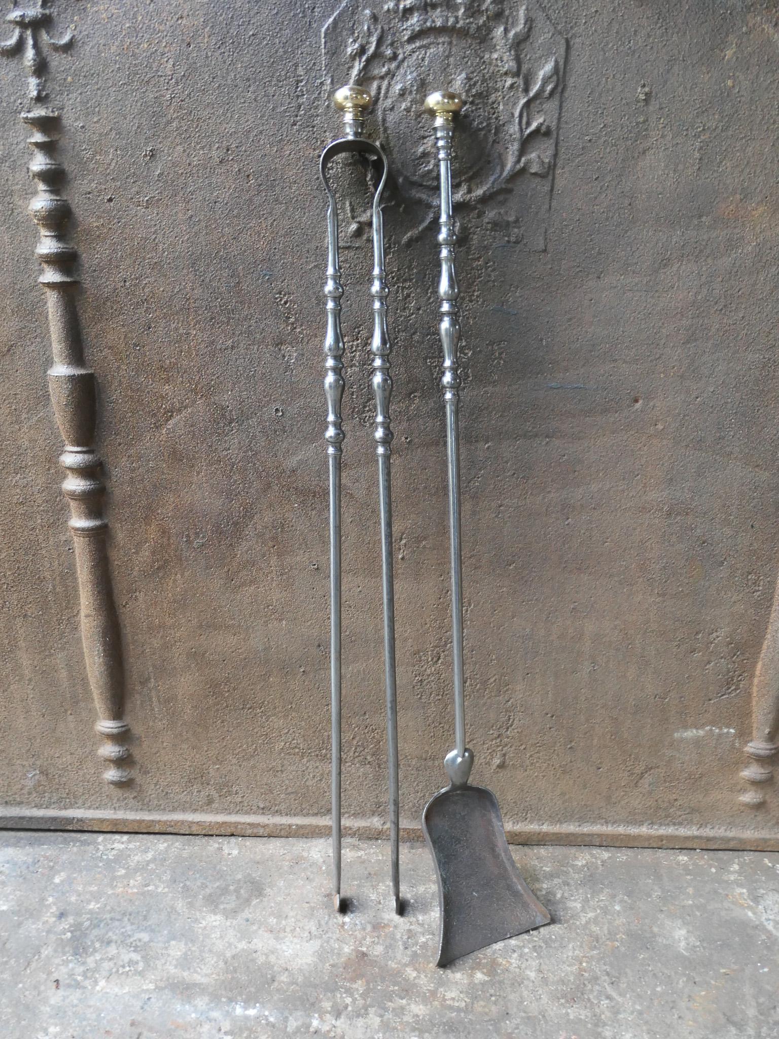 Grande set di attrezzi da camino francese del XIX secolo, periodo Napoleone III. Il set di attrezzi è composto da pinze e pala. Gli utensili sono realizzati in ferro battuto con manici in ottone. Il set è in buone condizioni e adatto all'uso nel