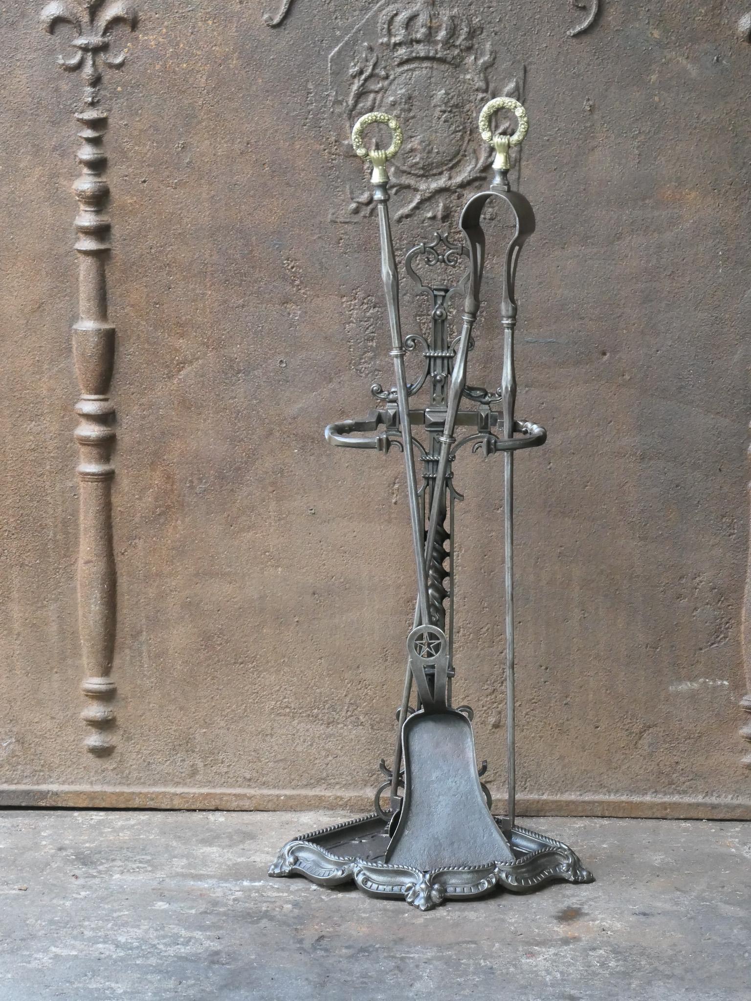 Grande set di attrezzi da camino francese del XIX secolo, periodo Napoleone III. Il set di attrezzi è composto da pinze, pala e cavalletto. Gli strumenti e il supporto sono realizzati in ferro battuto, ghisa e ottone. Il set è in buone condizioni ed