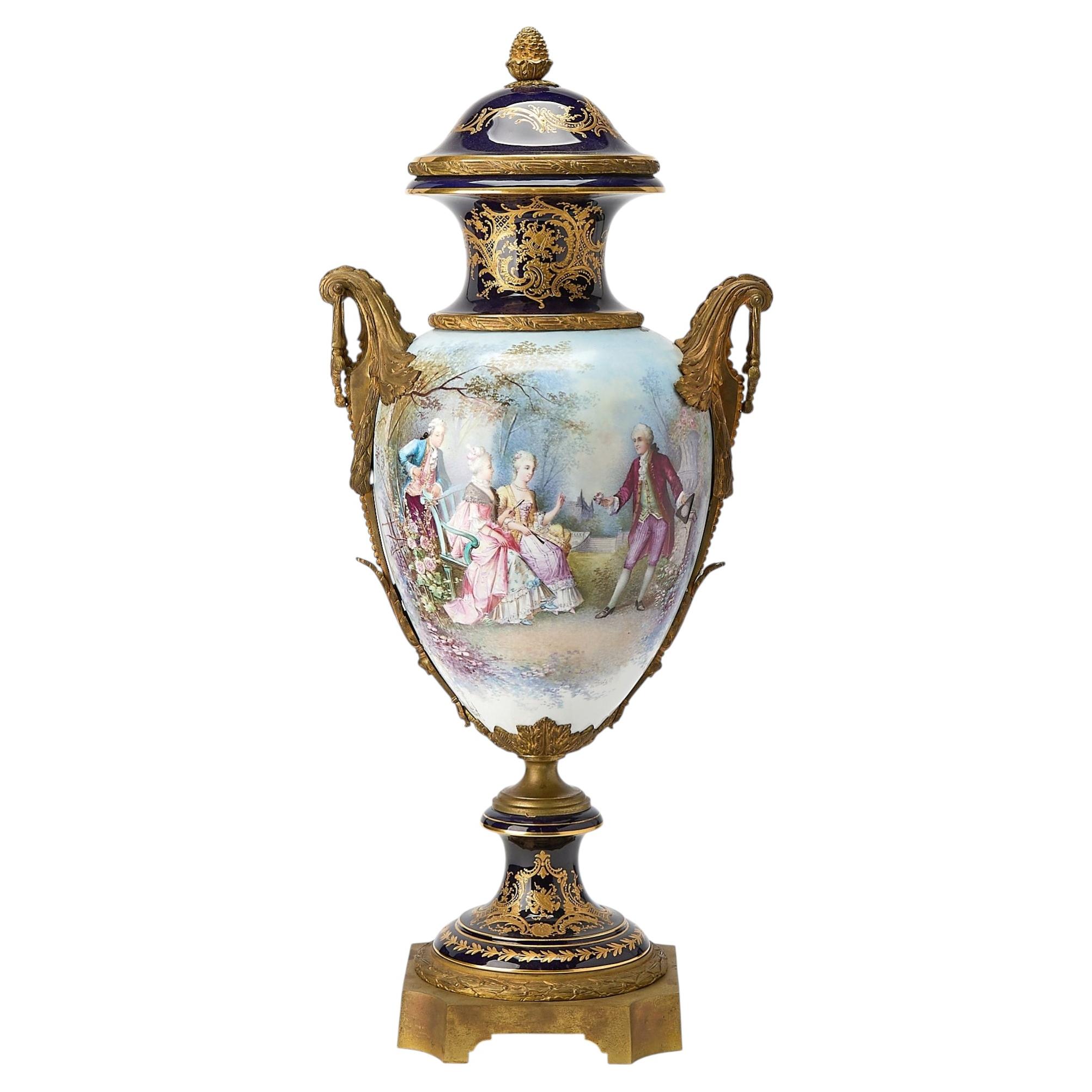 Gran urna francesa del siglo XIX, de estilo Sèvres de la época de Napoleón III, de porcelana con adornos de bronce dorado