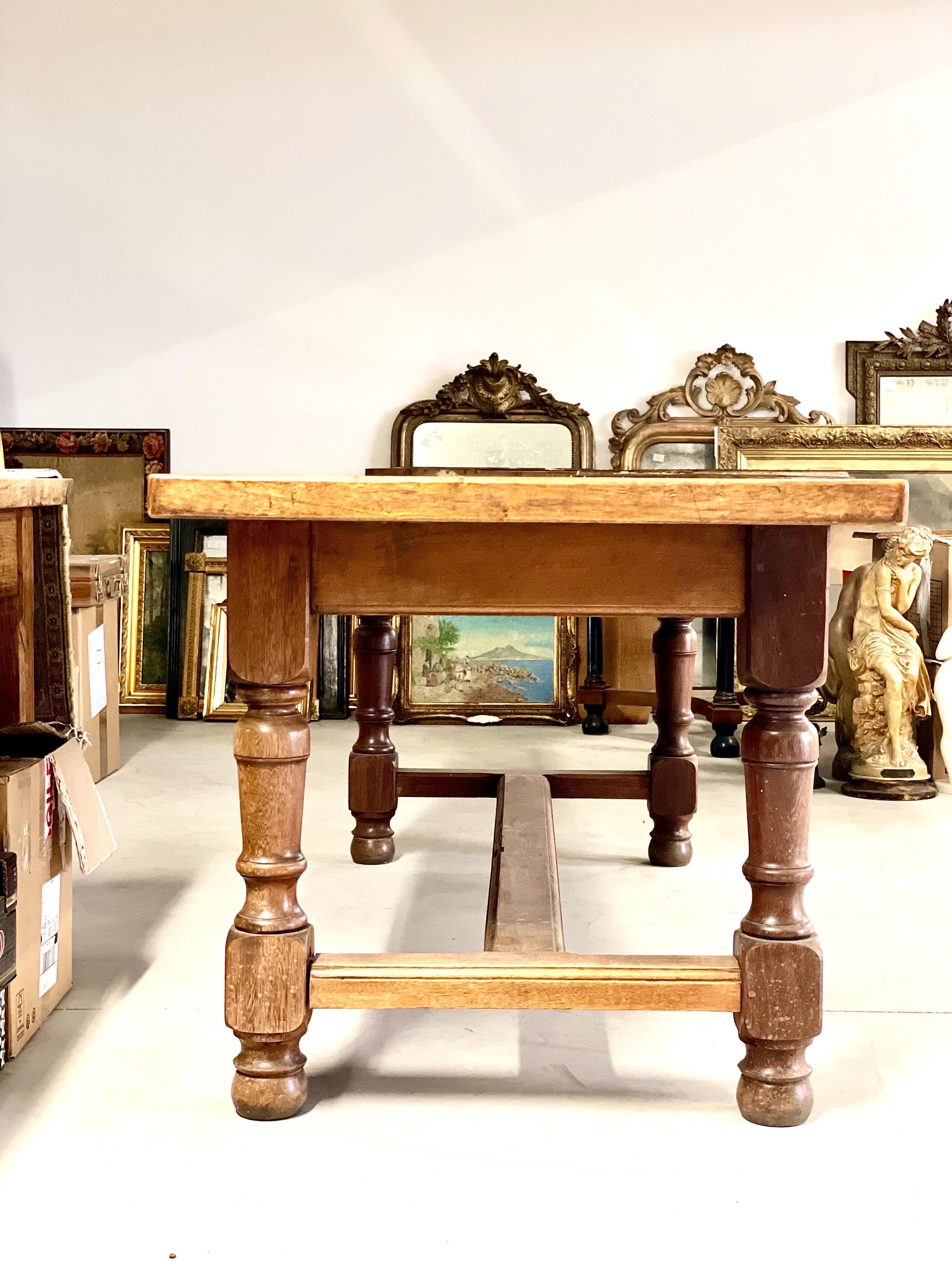 Grande table de ferme en chêne français du 19e siècle avec tiroir en vente 4