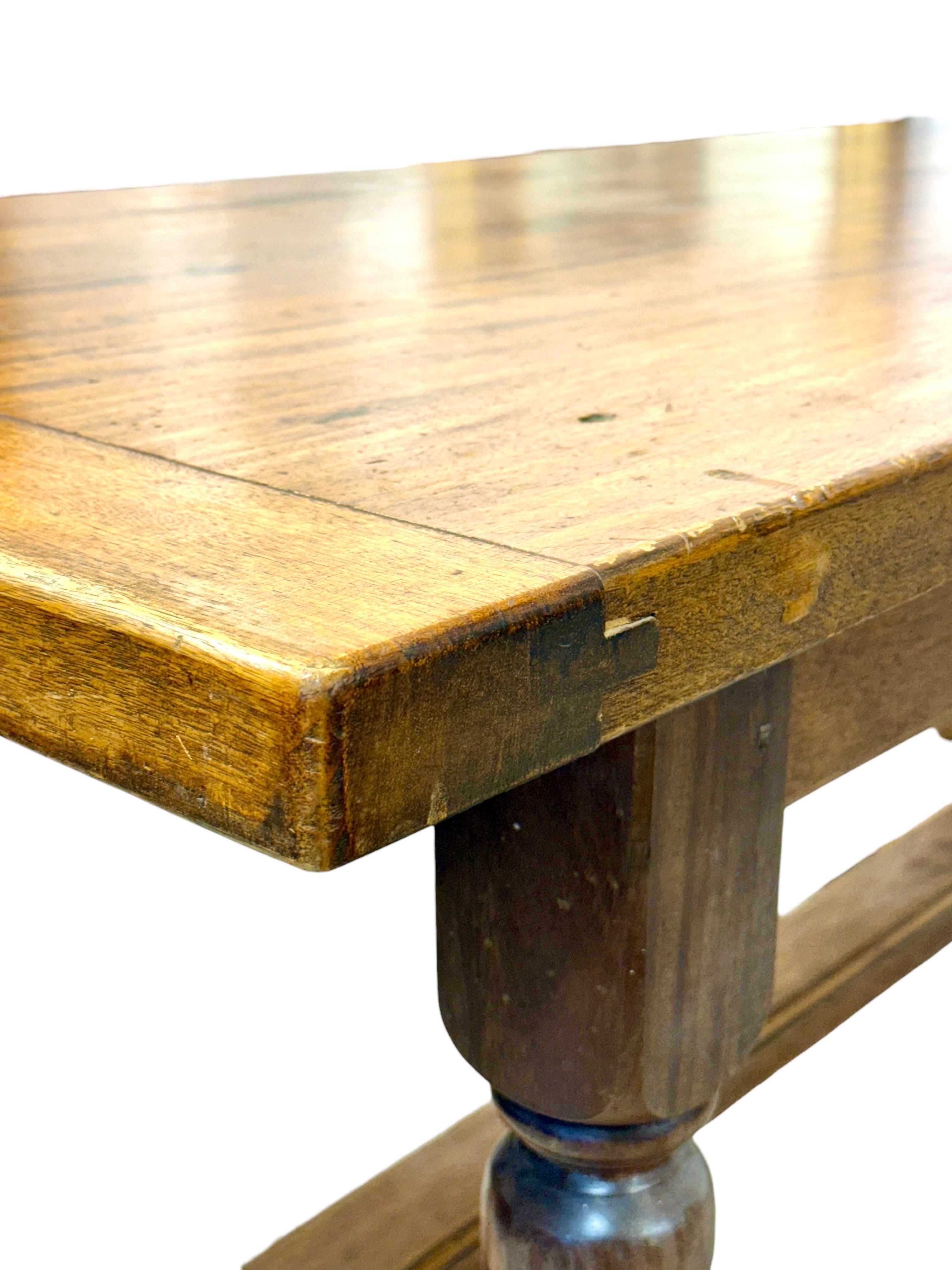 Grande table de ferme en chêne français du 19e siècle avec tiroir en vente 5