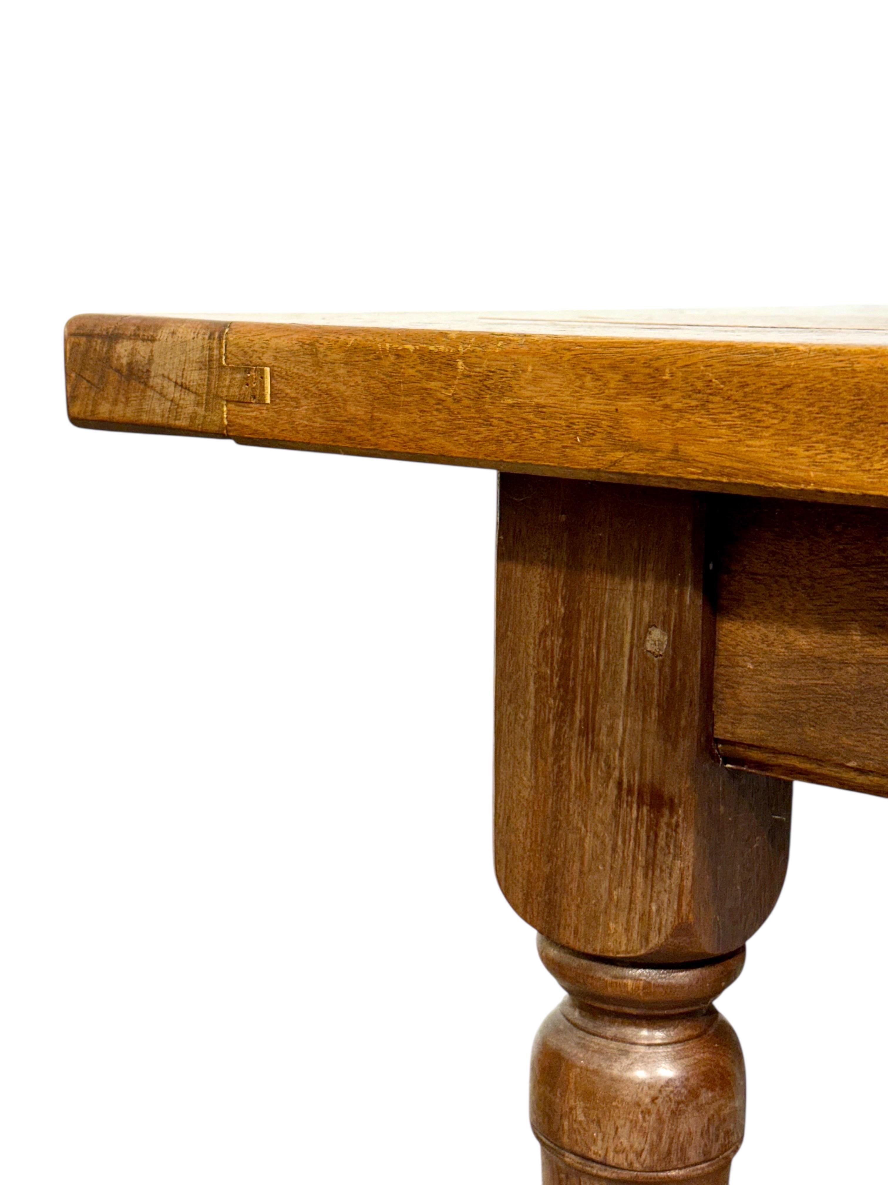 Grande table de ferme en chêne français du 19e siècle avec tiroir en vente 7