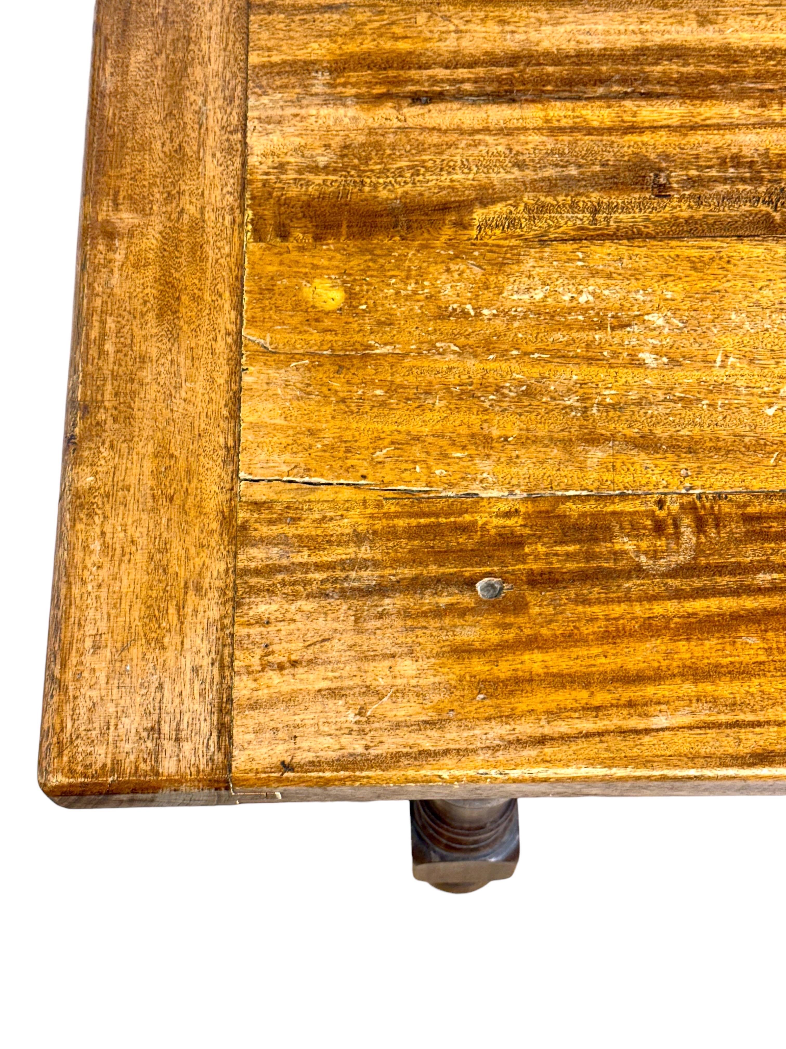 Grande table de ferme en chêne français du 19e siècle avec tiroir en vente 8