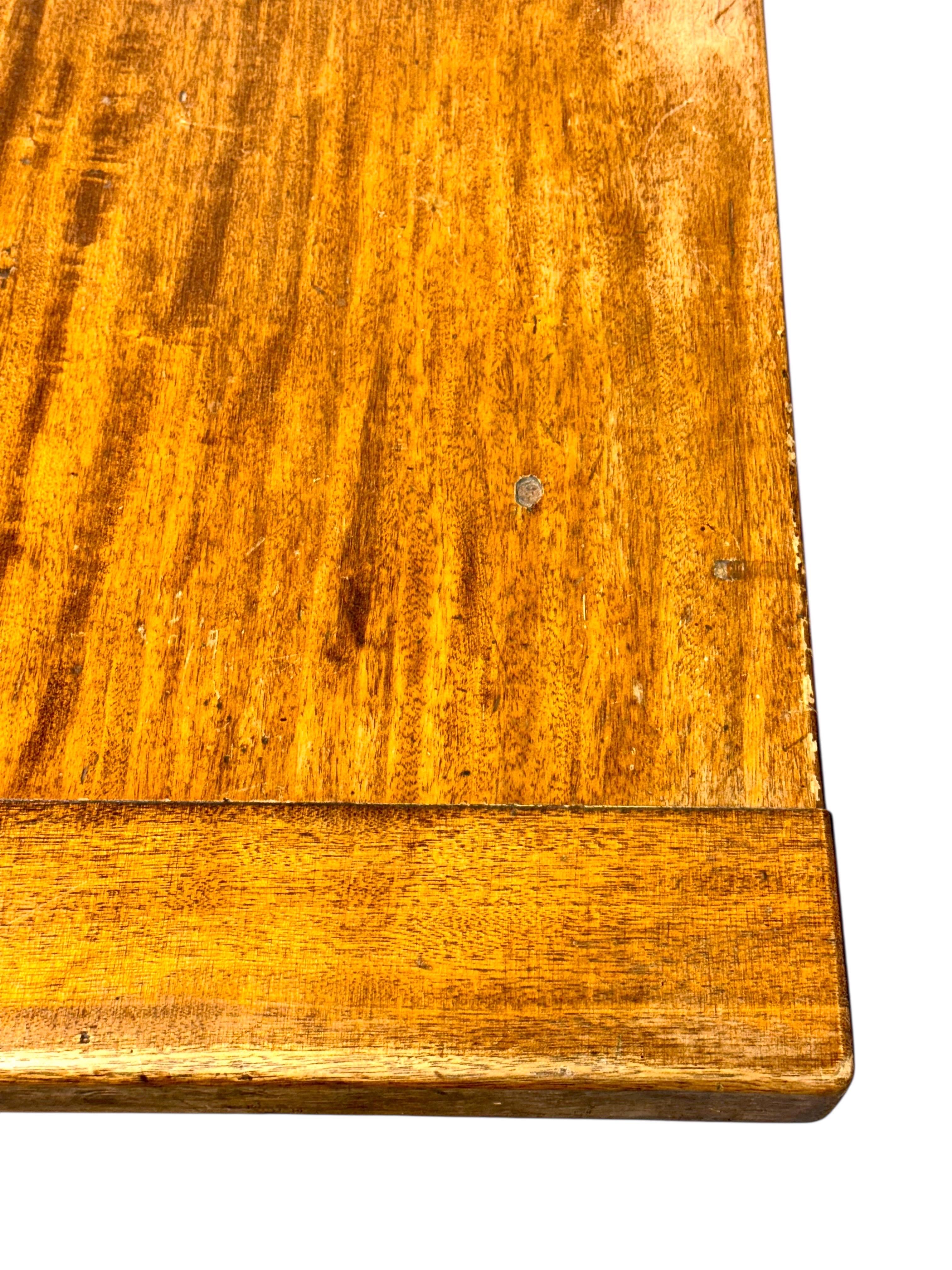 Grande table de ferme en chêne français du 19e siècle avec tiroir en vente 9