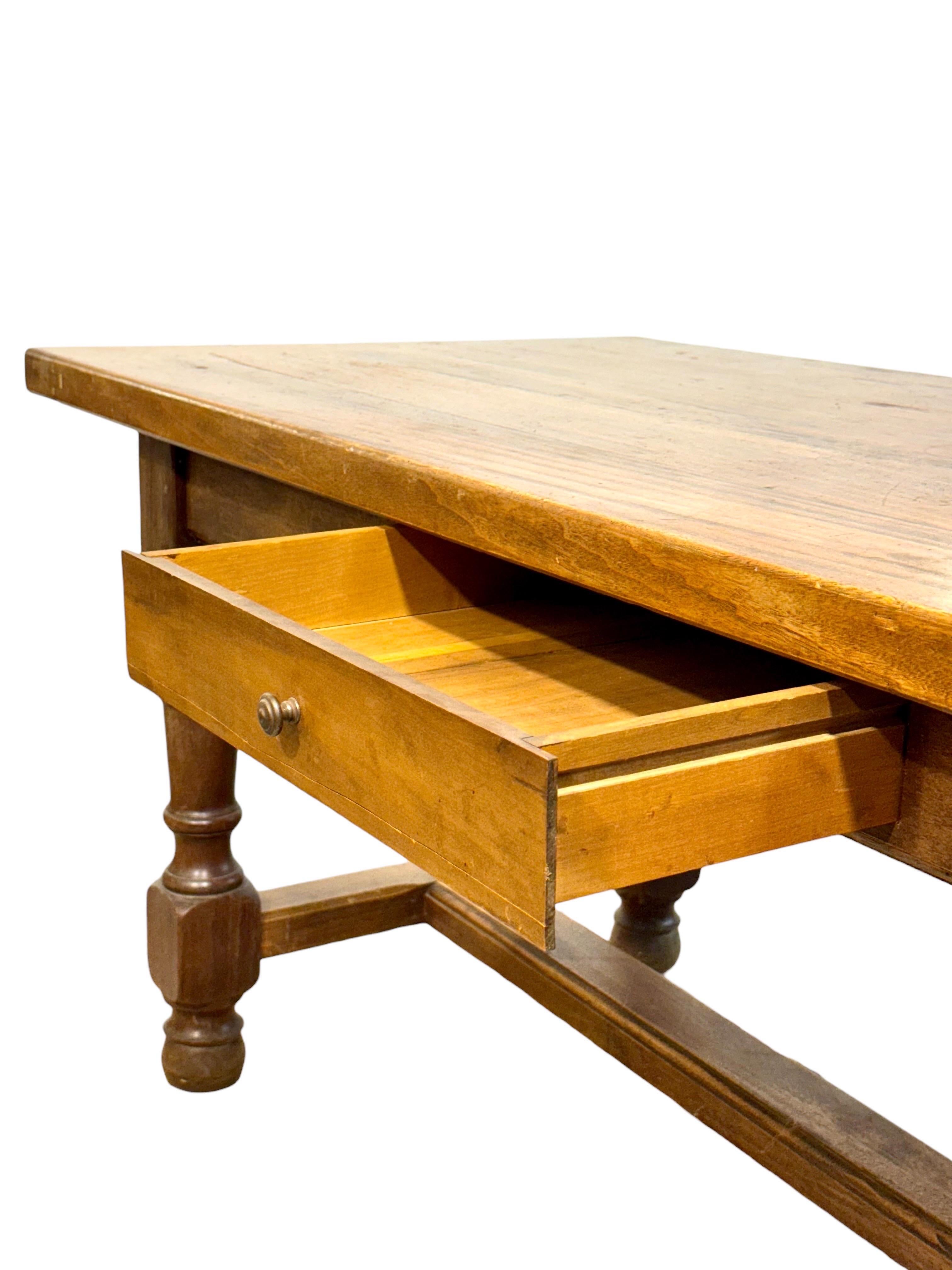 Grande table de ferme en chêne français du 19e siècle avec tiroir en vente 13