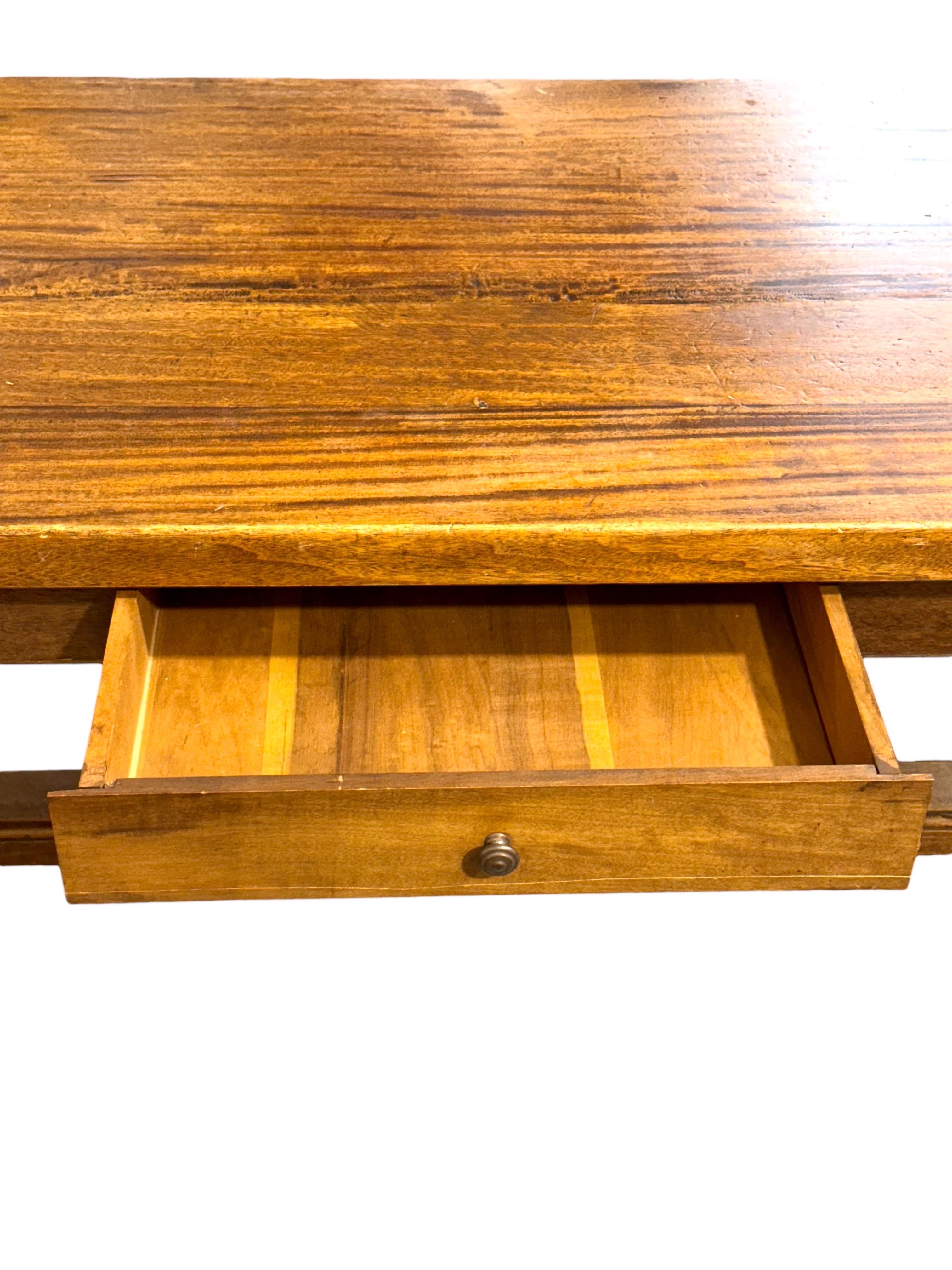 Cette table de ferme française du XIXe siècle est fabriquée en chêne massif et incarne le caractère intemporel de l'artisanat rural français. Son long plateau rectangulaire présente une belle usure naturelle, des motifs de grain visibles et une