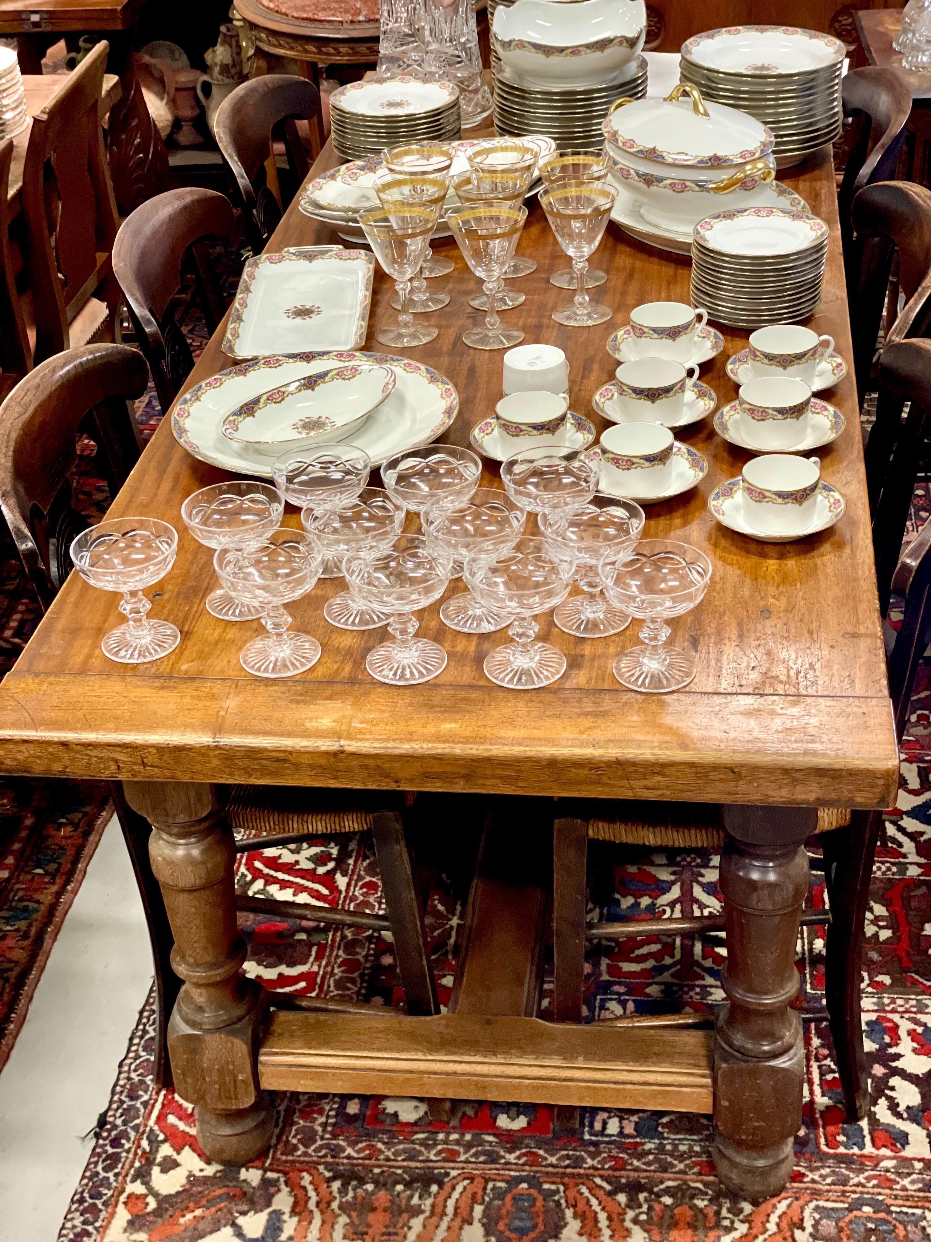 Grande table de ferme en chêne français du 19e siècle avec tiroir en vente 14