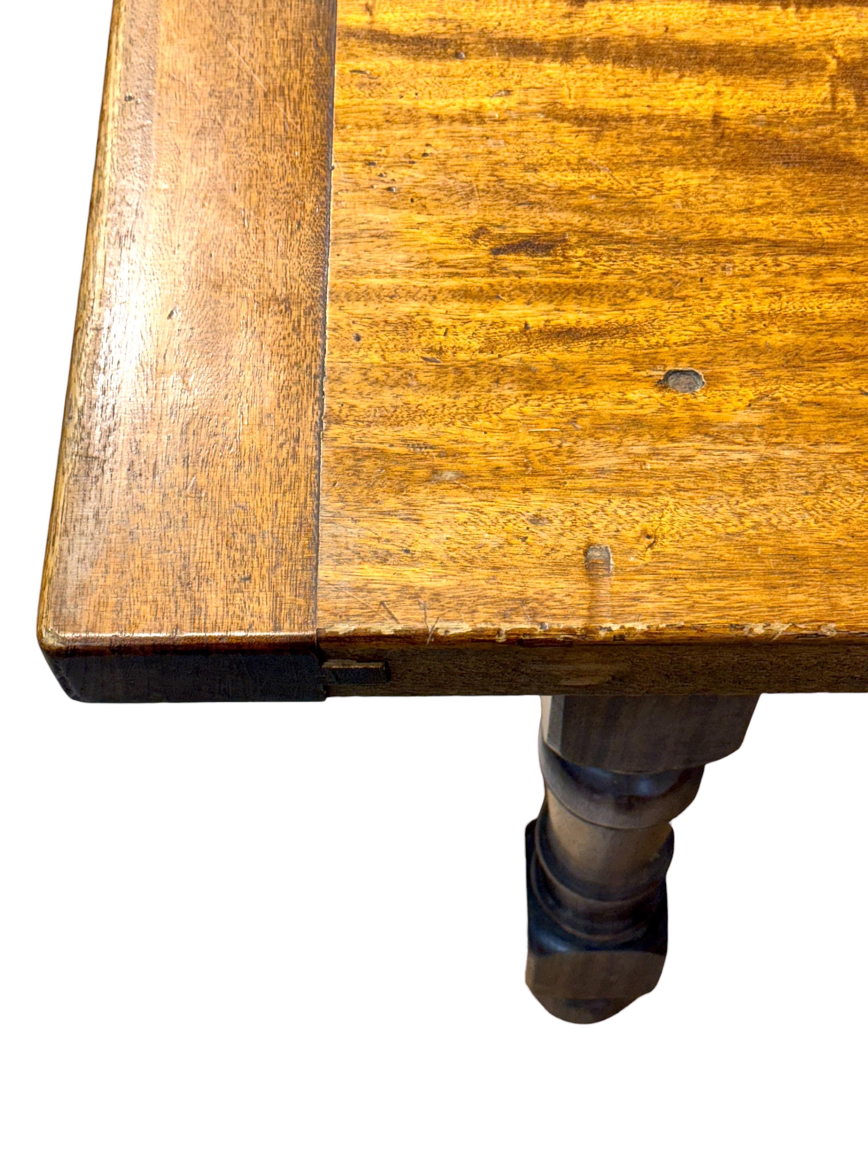 Français Grande table de ferme en chêne français du 19e siècle avec tiroir en vente