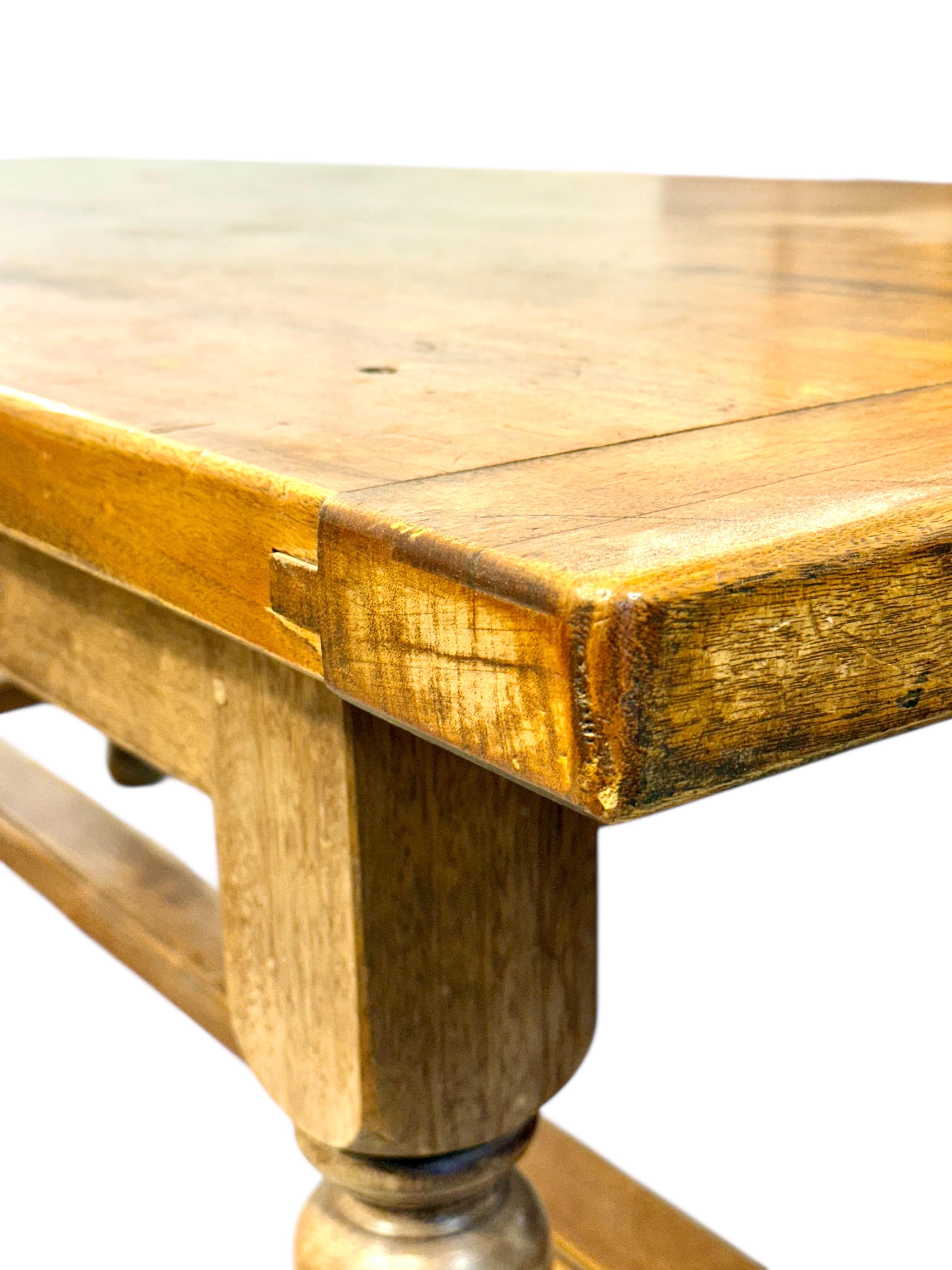 Grande table de ferme en chêne français du 19e siècle avec tiroir en vente 1