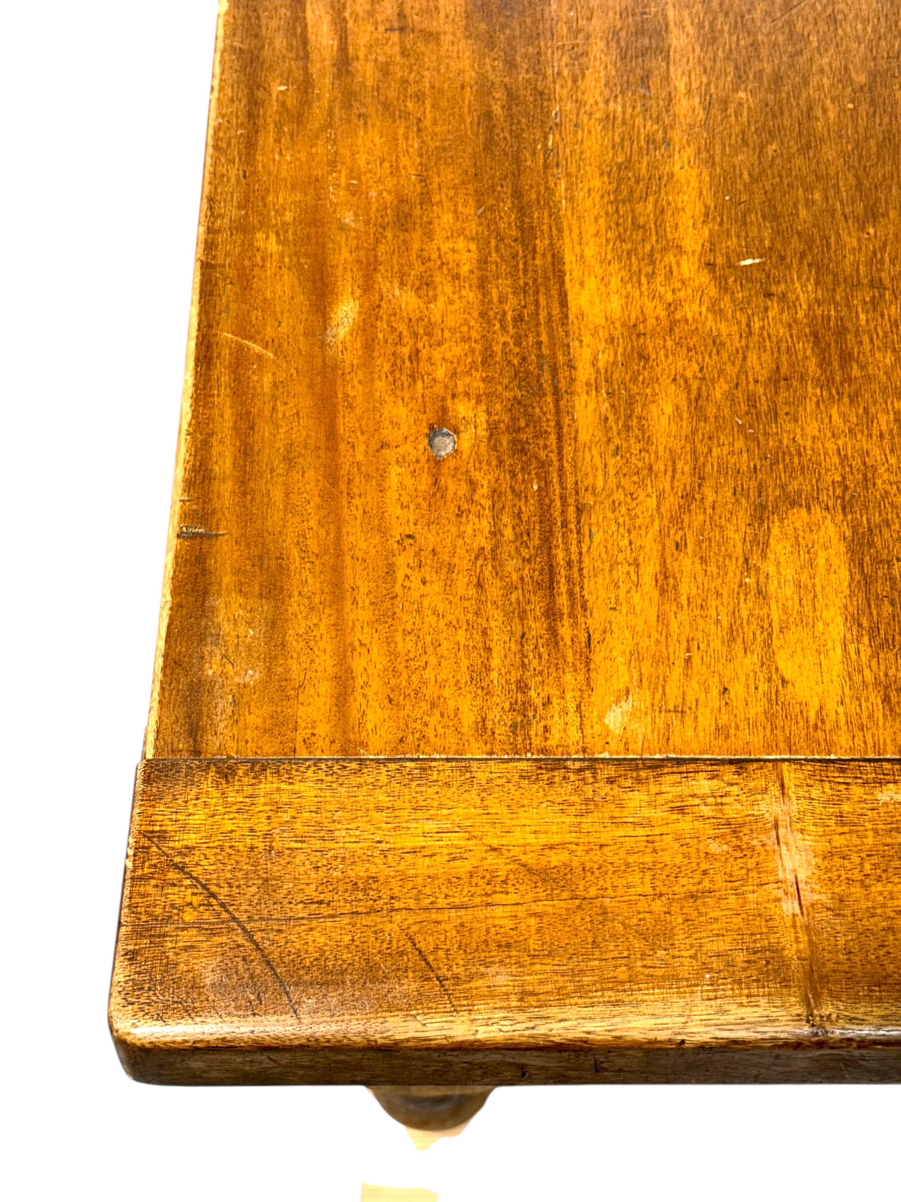 Grande table de ferme en chêne français du 19e siècle avec tiroir en vente 2