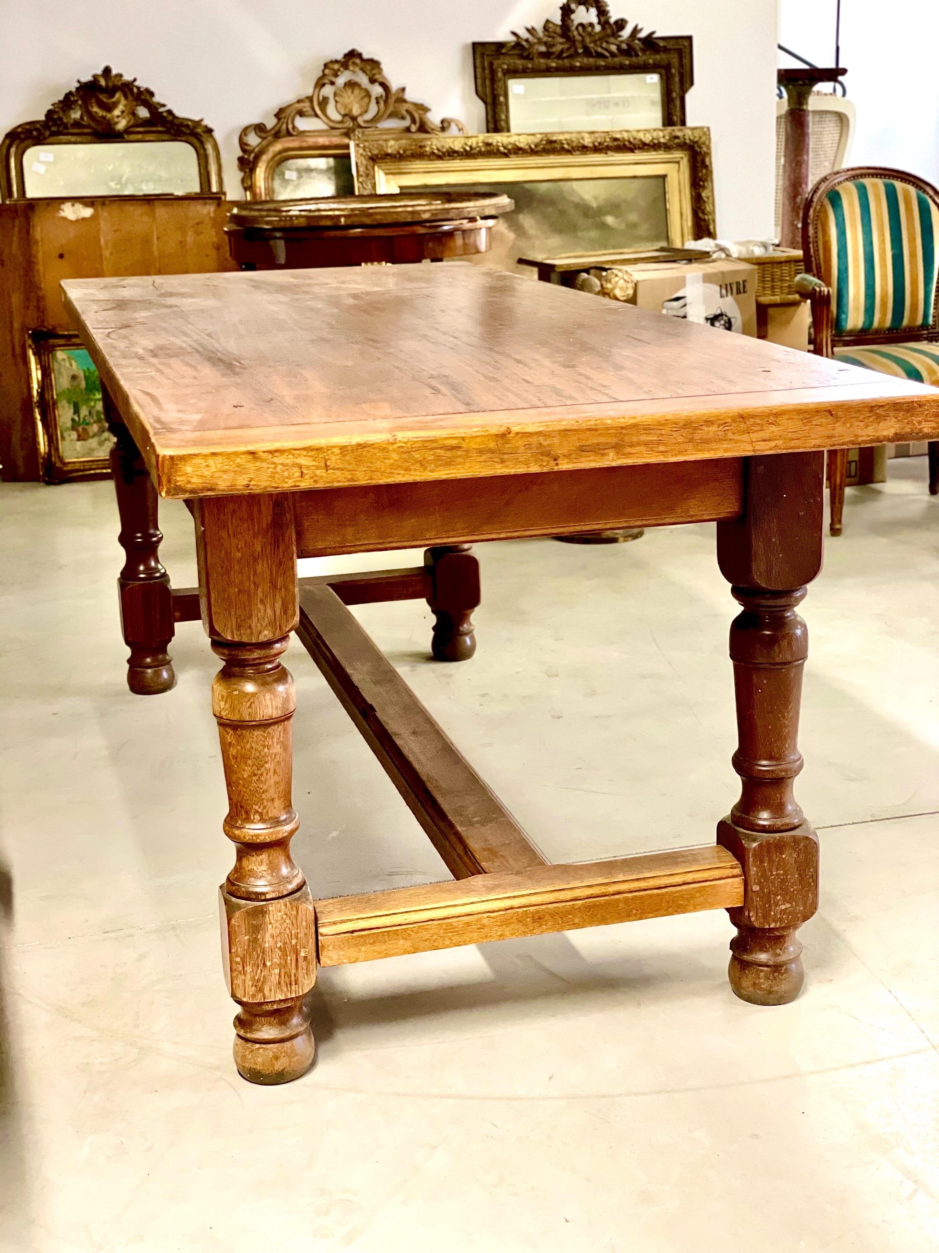 Grande table de ferme en chêne français du 19e siècle avec tiroir en vente 3