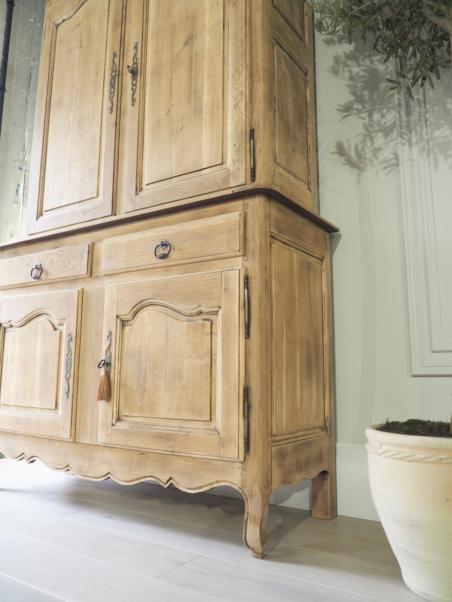 A stunning large antique oak larder cupboard/cabinet, comprising of an upper and lower cabinet.

The lower half opens onto a large shelf and the upper doors open onto shelves.

The cabinet has been thoroughly sanded to give a raw wood look and