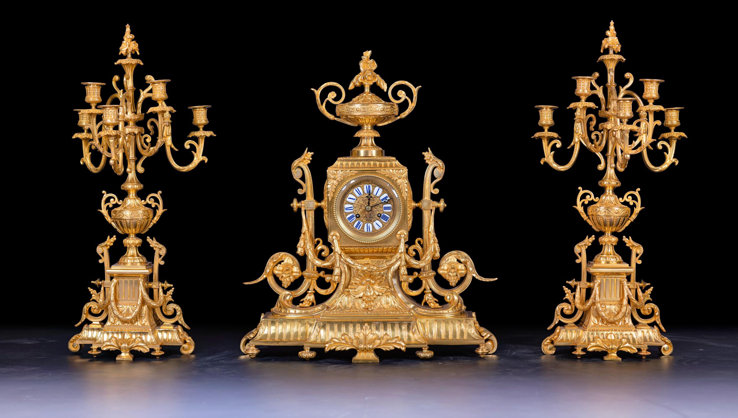 Große französische Goldbronze-Uhr-Garnitur aus dem 19. Jahrhundert im Louis-XVI.-Stil (Louis XVI.) im Angebot