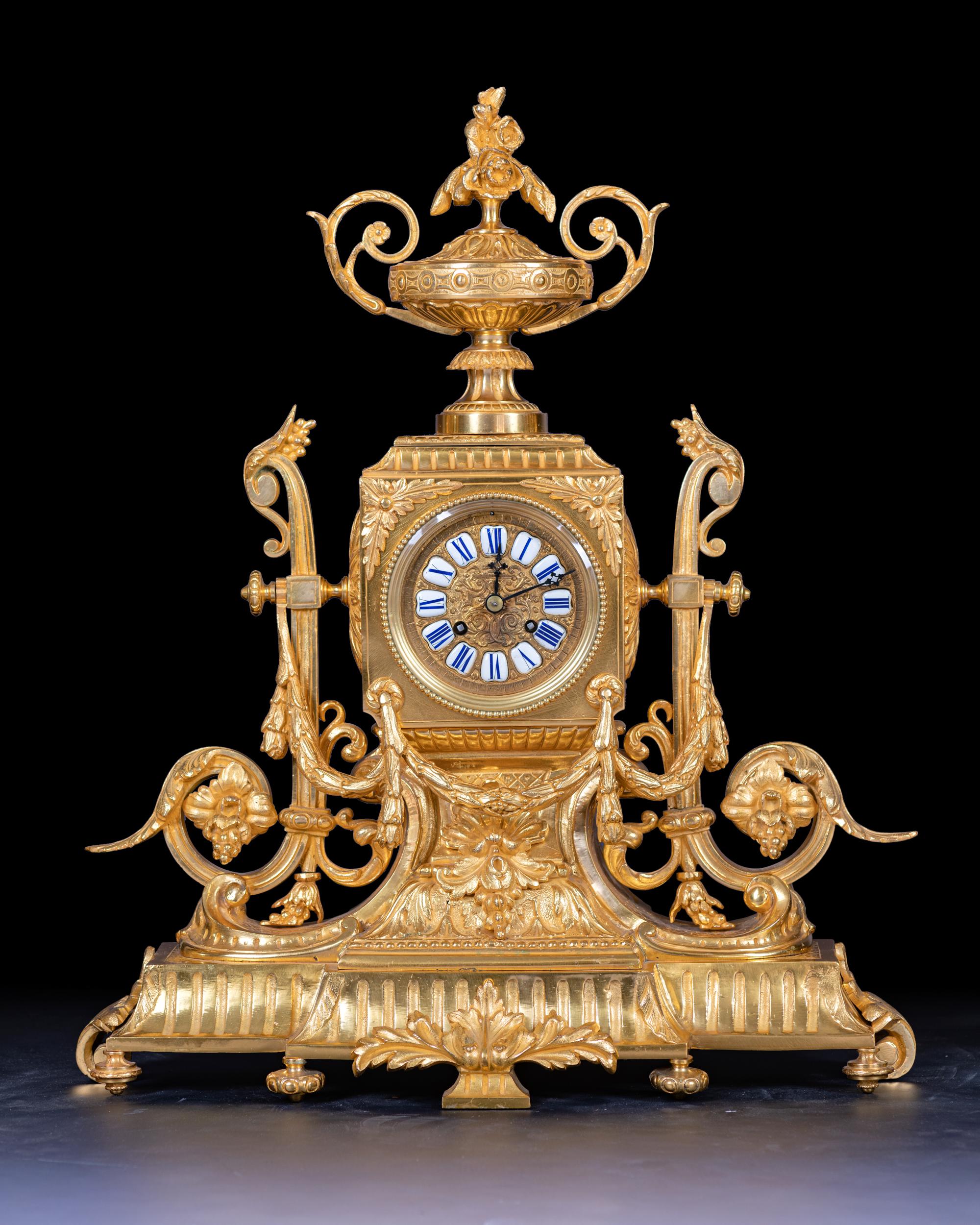 Große französische Goldbronze-Uhr-Garnitur aus dem 19. Jahrhundert im Louis-XVI.-Stil (Französisch) im Angebot