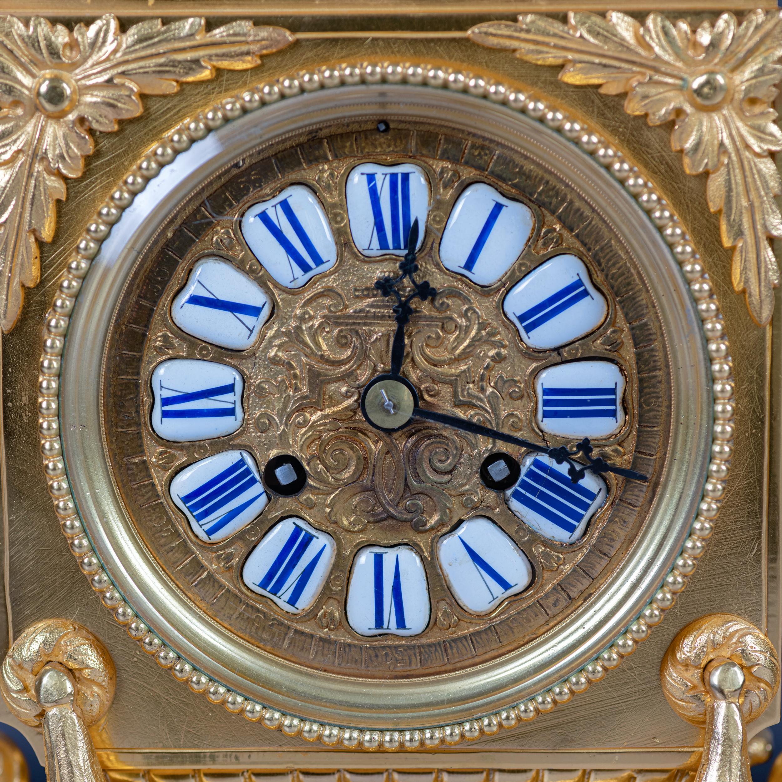 Bronze doré Grande garniture d'horloge française du 19ème siècle en bronze doré de style Louis XVI en vente