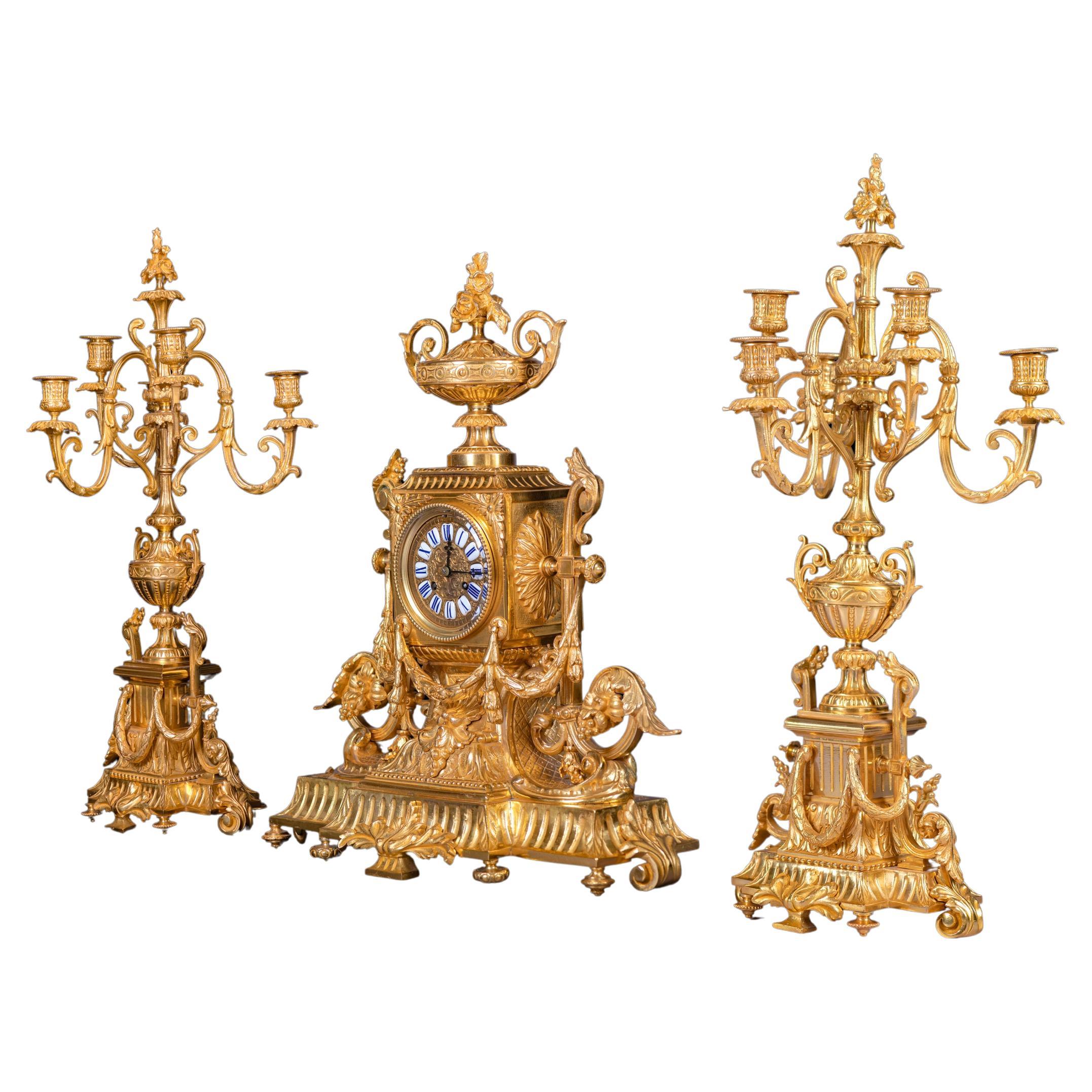 Grande garniture d'horloge française du 19ème siècle en bronze doré de style Louis XVI