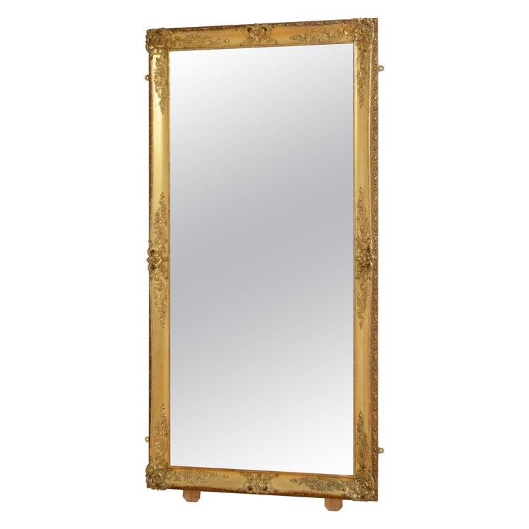 P0220 Superbe miroir en bois doré français du XIXe siècle de forme polyvalente, pouvant être positionné horizontalement ou verticalement, avec verre d'origine et rousseurs caractéristiques dans un cadre en bois doré. Le cadre est décoré de rinceaux
