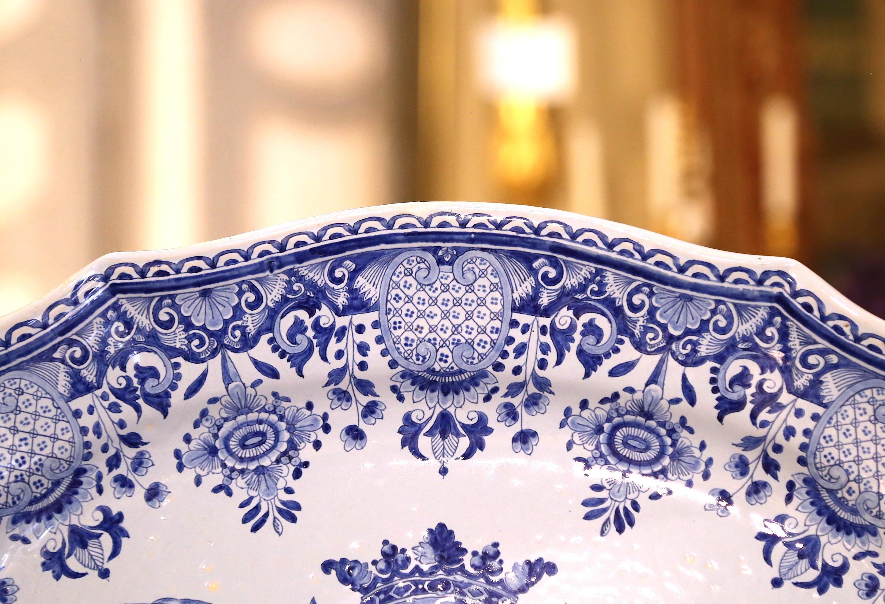 Realza una estantería, una mesa de comedor o una isla de cocina con esta importante fuente antigua de Porquier Beau azul y blanco de Quimper. Fabricado en Francia hacia 1895, el gran plato de cerámica pintado a mano presenta un llamativo escudo