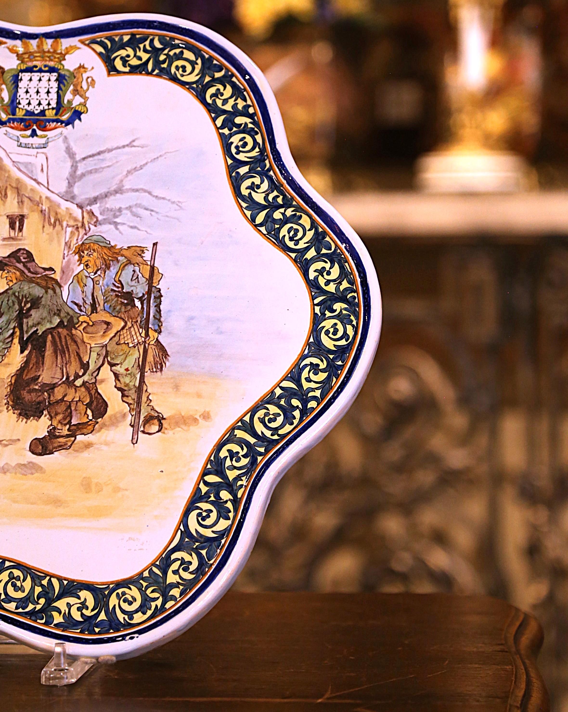 Francese Grande piatto da portata francese del XIX secolo in faience dipinto Beau Quimper in vendita