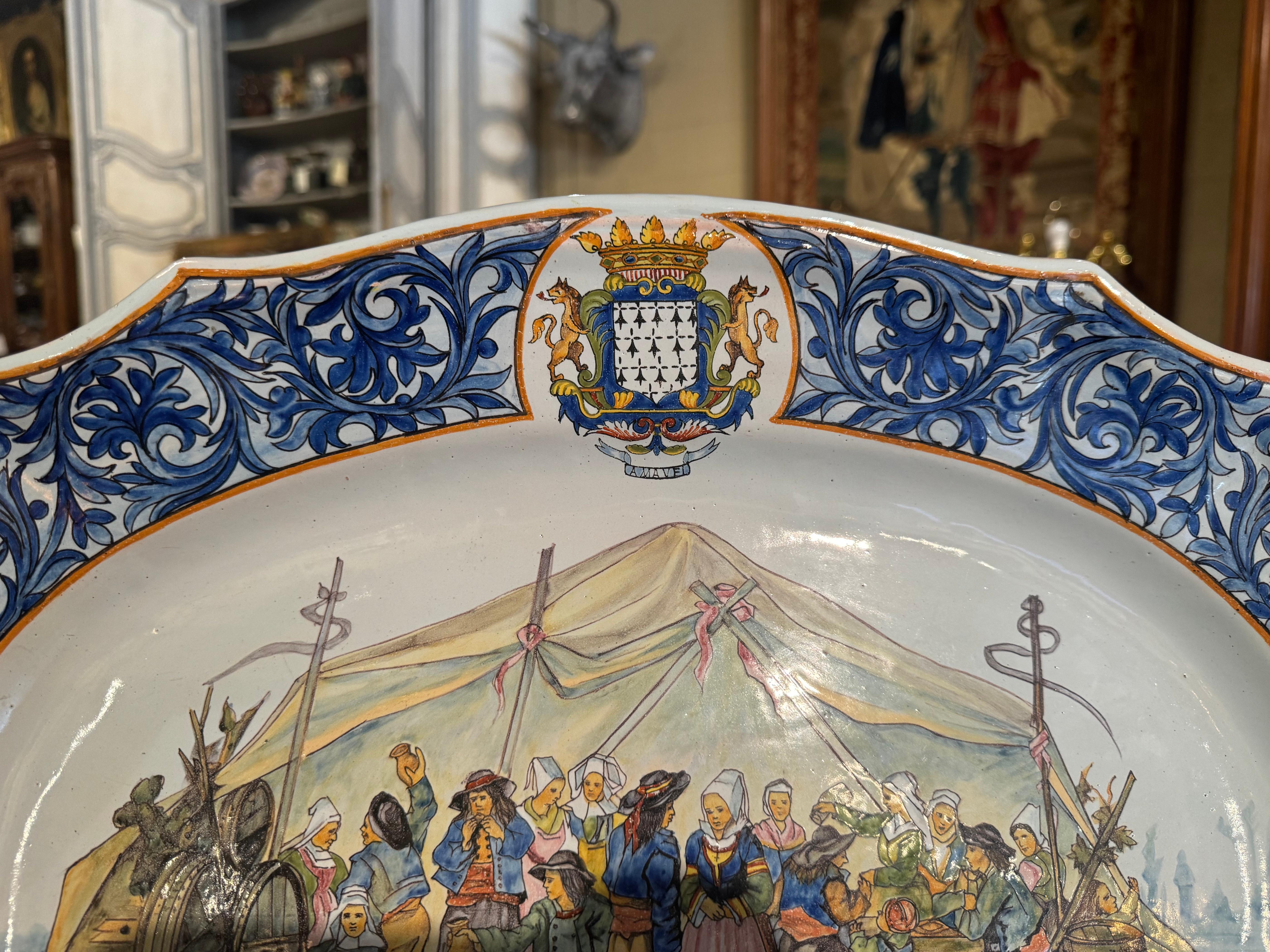 Peint à la main Grand plateau de service Beau Quimper en faïence peinte du 19ème siècle en vente