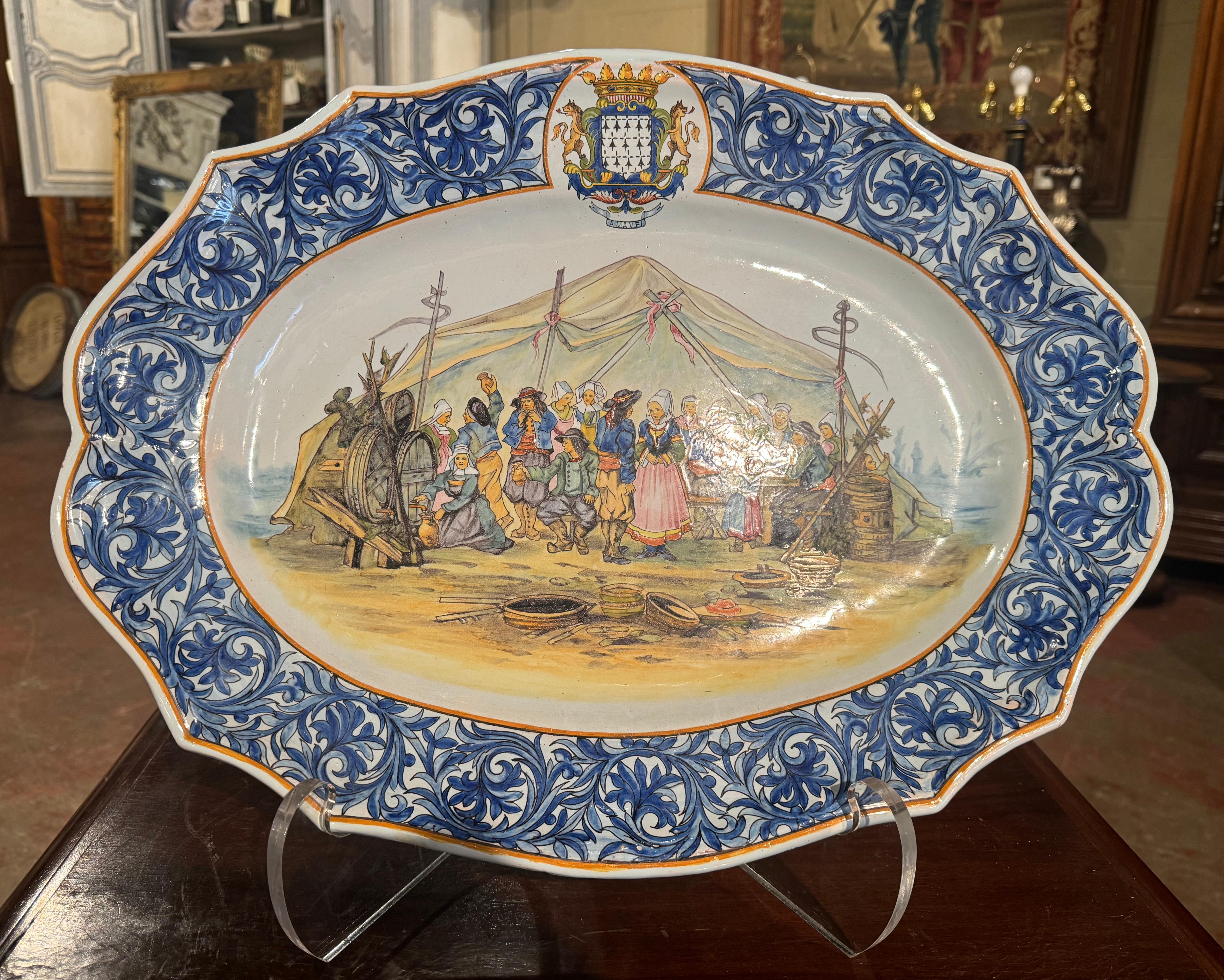 Grand plateau de service Beau Quimper en faïence peinte du 19ème siècle Excellent état - En vente à Dallas, TX