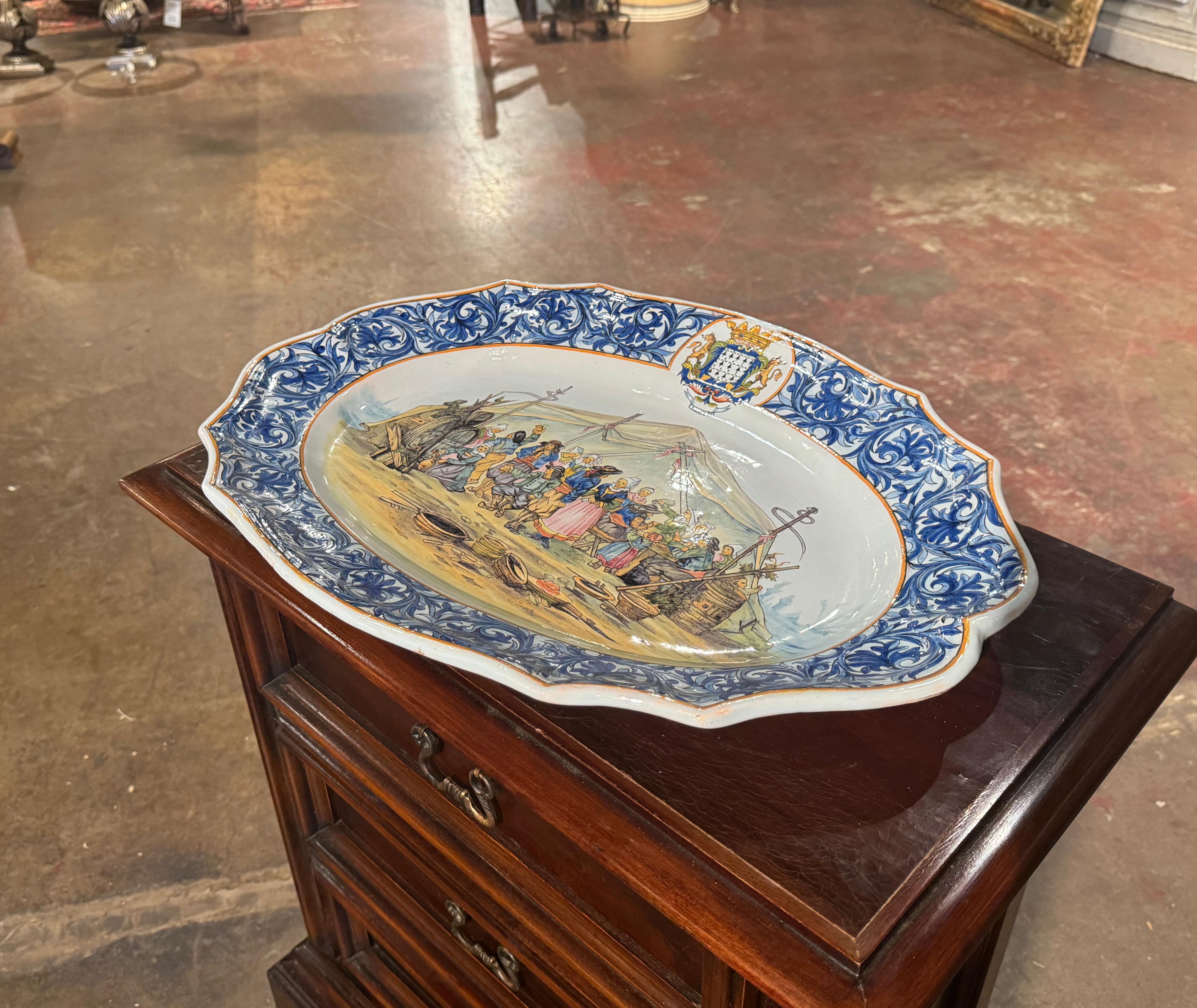 XIXe siècle Grand plateau de service Beau Quimper en faïence peinte du 19ème siècle en vente