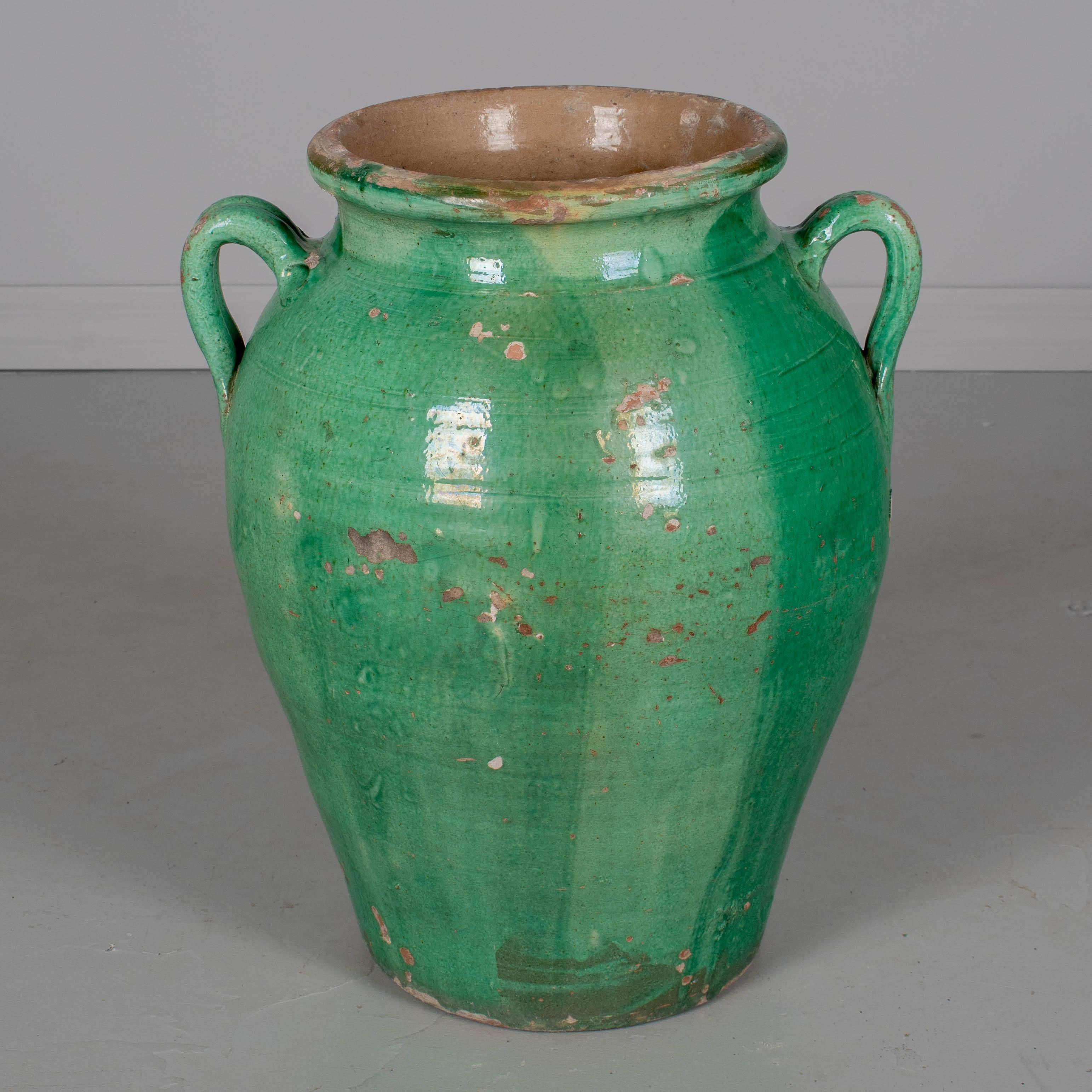Ein großer Olivenkrug aus grün glasierter Terrakotta aus dem 19. Jahrhundert aus dem Südwesten Frankreichs. Geringfügige Glasurverluste und abgesplitterter Rand. Eine schöne Gartendekoration, ein Brunnen oder ein Pflanzgefäß für den Innen- oder
