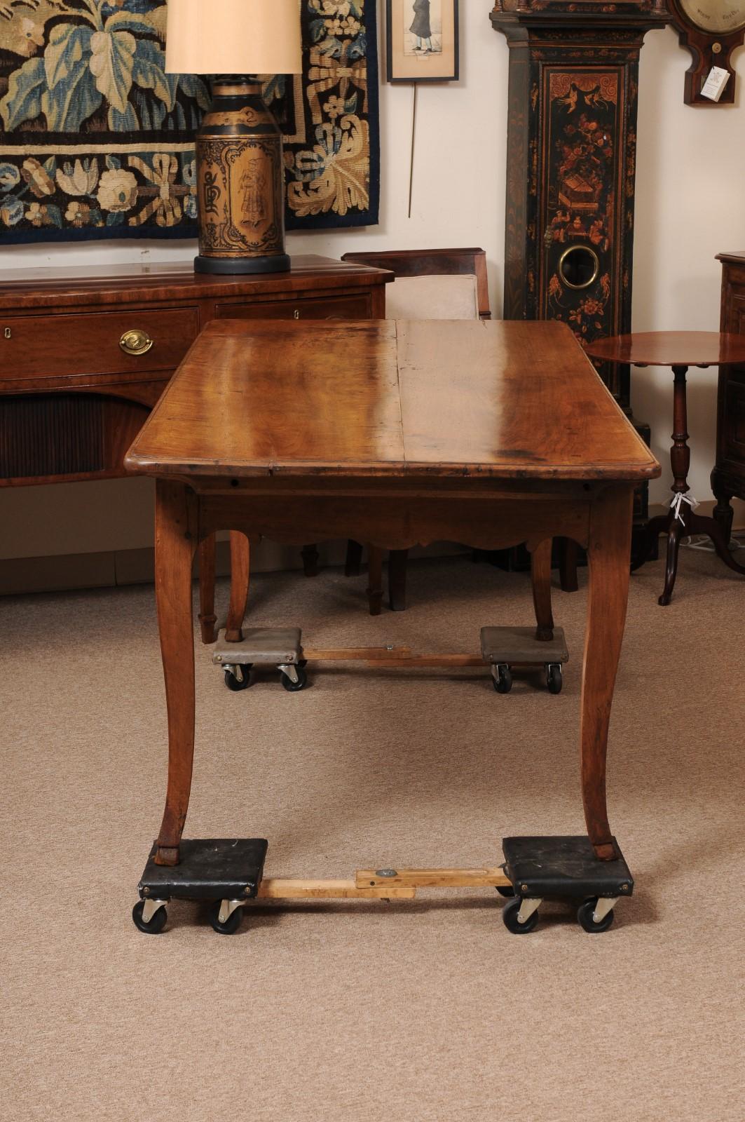 Große 19. Jahrhundert Französisch Provincial Nussbaum Schreibtisch / Bauernhof Tisch im Angebot 6