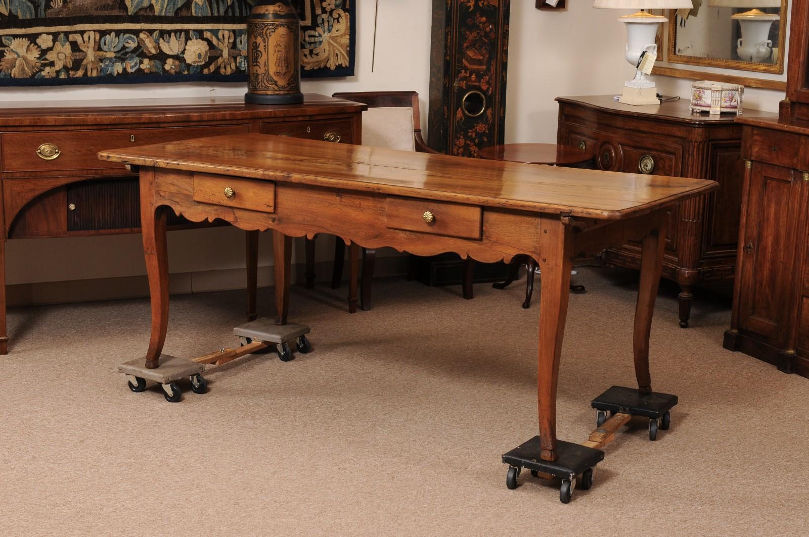 Große 19. Jahrhundert Französisch Provincial Nussbaum Schreibtisch / Bauernhof Tisch im Angebot 7