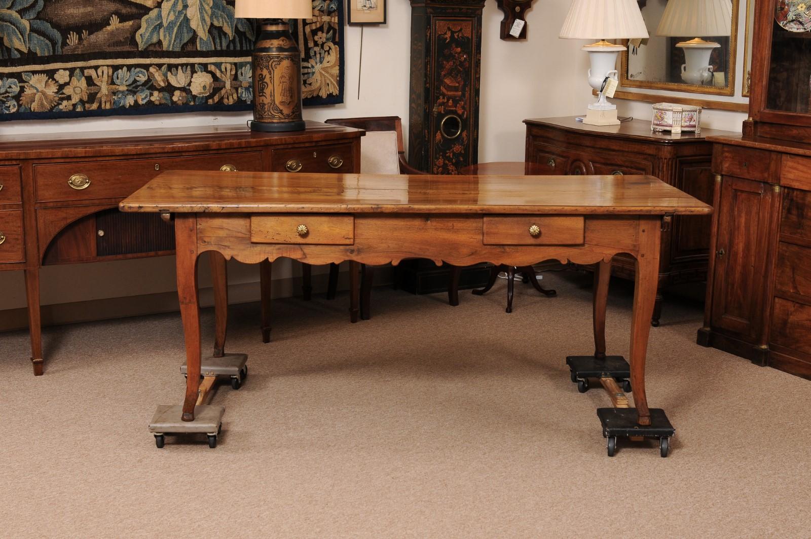 Große 19. Jahrhundert Französisch Provincial Nussbaum Schreibtisch / Bauernhof Tisch im Angebot 8