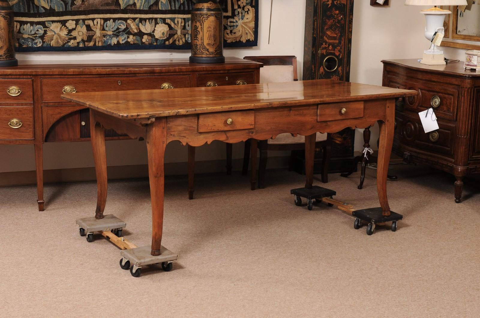 Große 19. Jahrhundert Französisch Provincial Nussbaum Schreibtisch / Bauernhof Tisch mit geformten Schürze & 2 Schubladen


77″ B X 34,5″ T X 30″ H X 22″ Schürze Ht