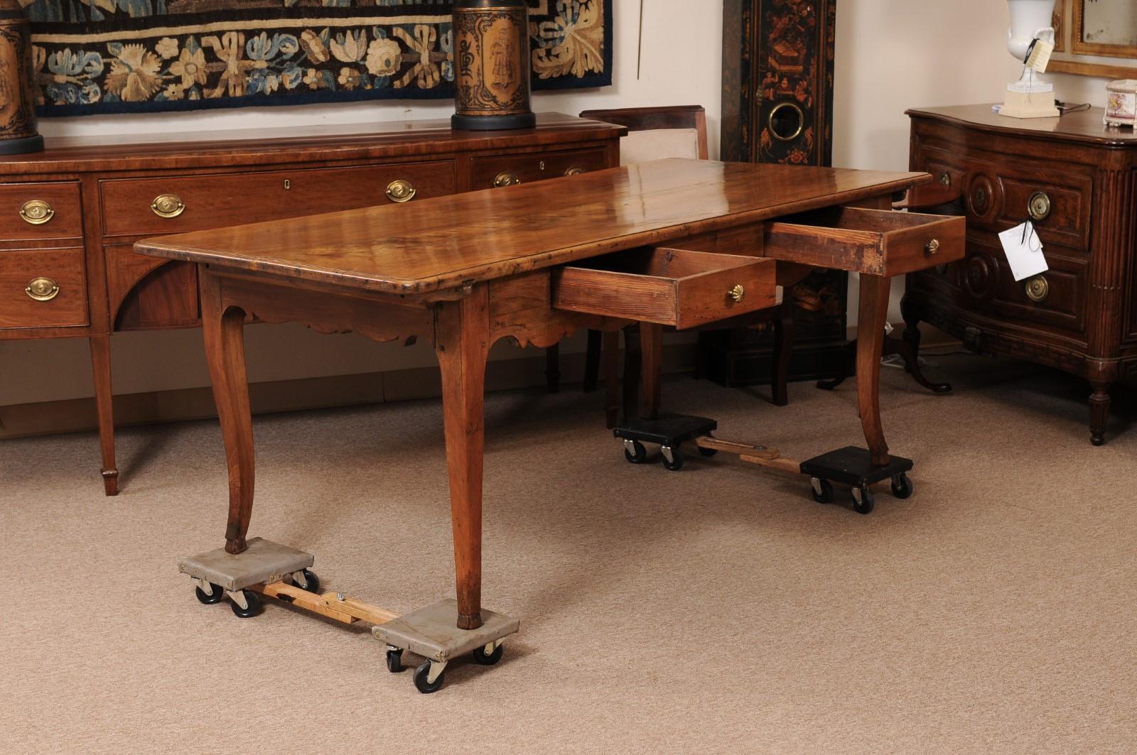 Große 19. Jahrhundert Französisch Provincial Nussbaum Schreibtisch / Bauernhof Tisch im Zustand „Relativ gut“ im Angebot in Atlanta, GA
