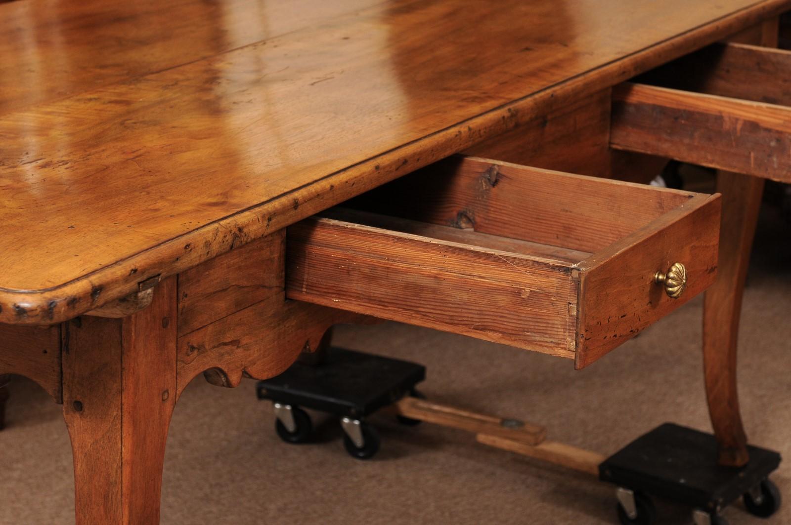 Große 19. Jahrhundert Französisch Provincial Nussbaum Schreibtisch / Bauernhof Tisch (Walnuss) im Angebot