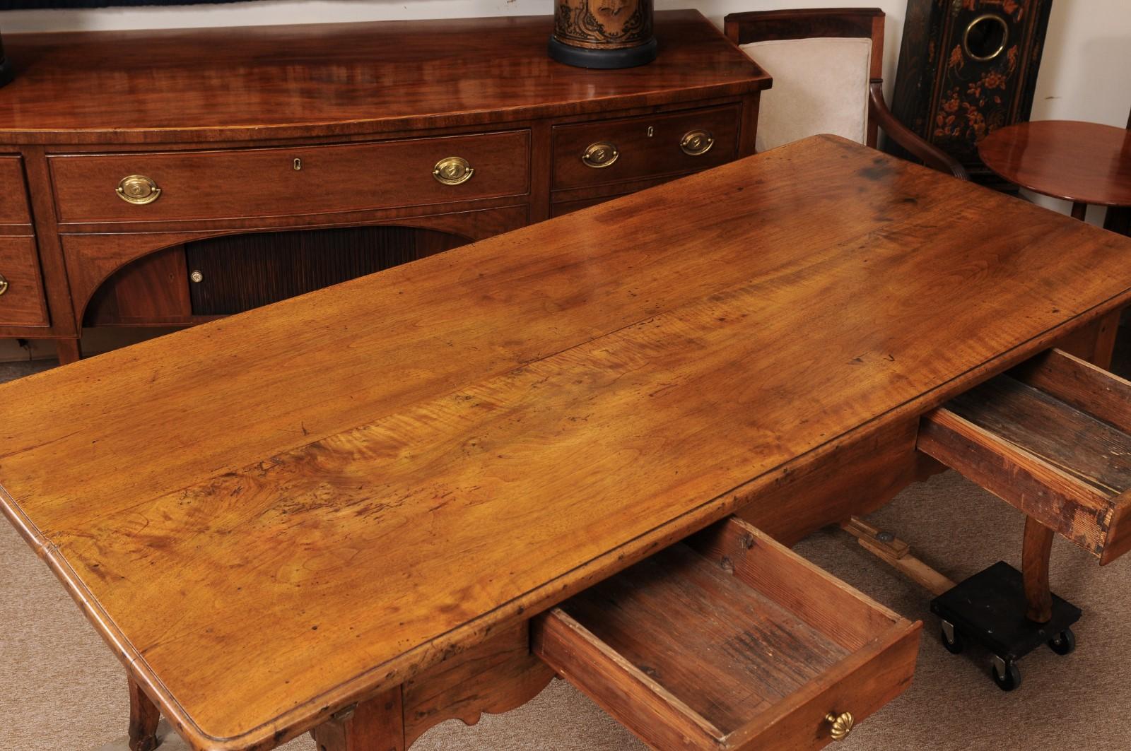 Große 19. Jahrhundert Französisch Provincial Nussbaum Schreibtisch / Bauernhof Tisch im Angebot 1