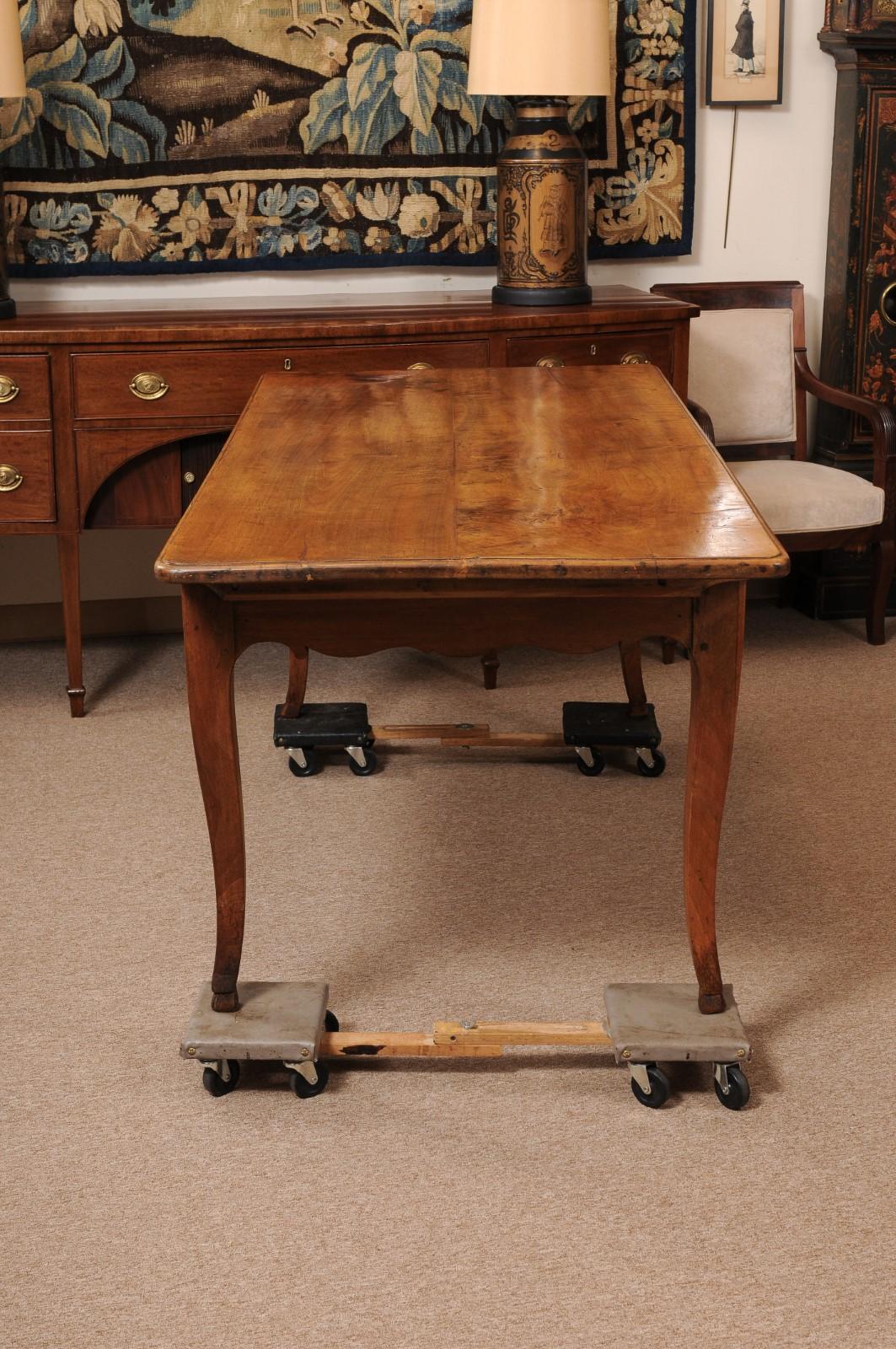 Große 19. Jahrhundert Französisch Provincial Nussbaum Schreibtisch / Bauernhof Tisch im Angebot 2