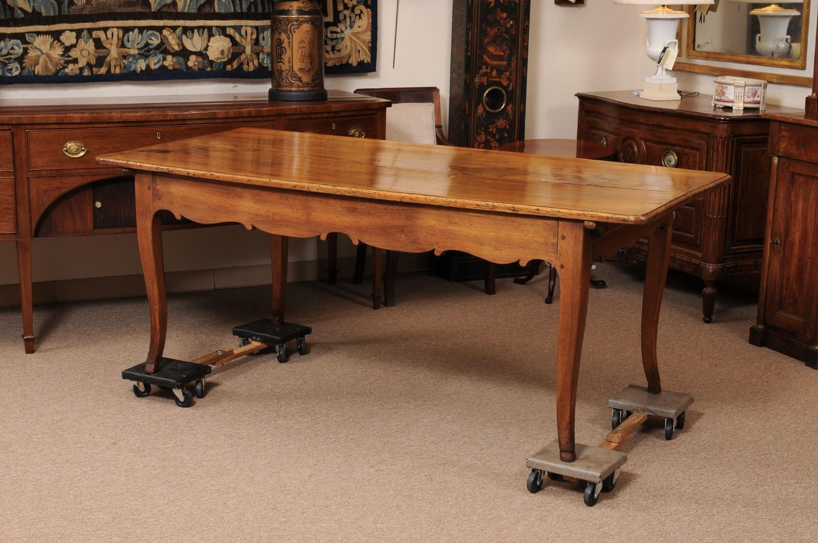 Große 19. Jahrhundert Französisch Provincial Nussbaum Schreibtisch / Bauernhof Tisch im Angebot 3