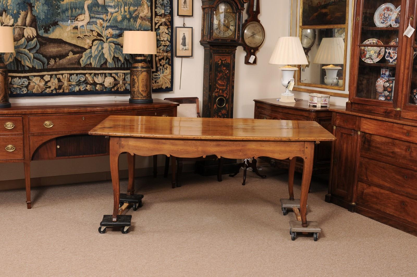 Große 19. Jahrhundert Französisch Provincial Nussbaum Schreibtisch / Bauernhof Tisch im Angebot 4
