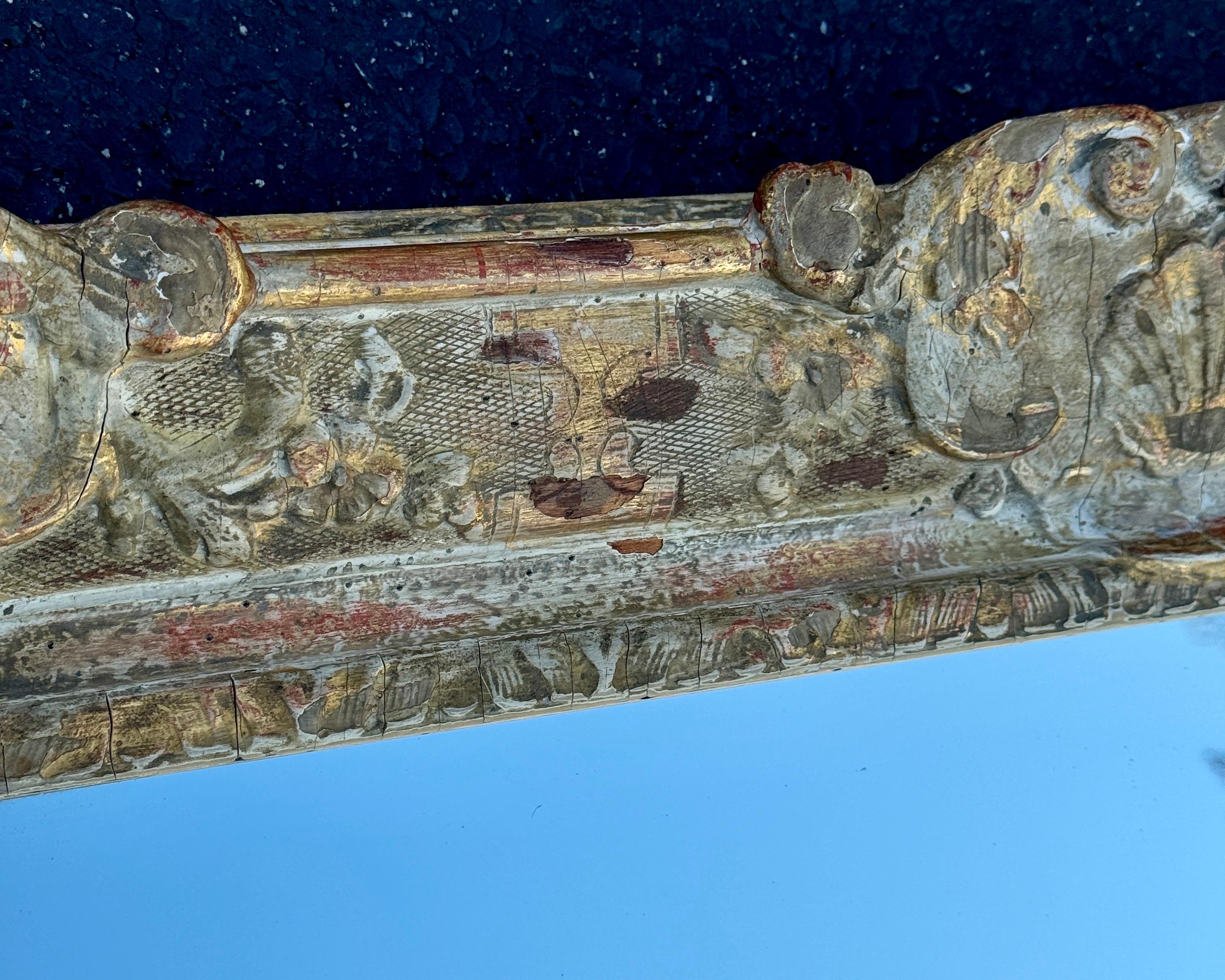 Grande specchio rococò francese del XIX secolo dipinto in oro e dorato in vendita 11