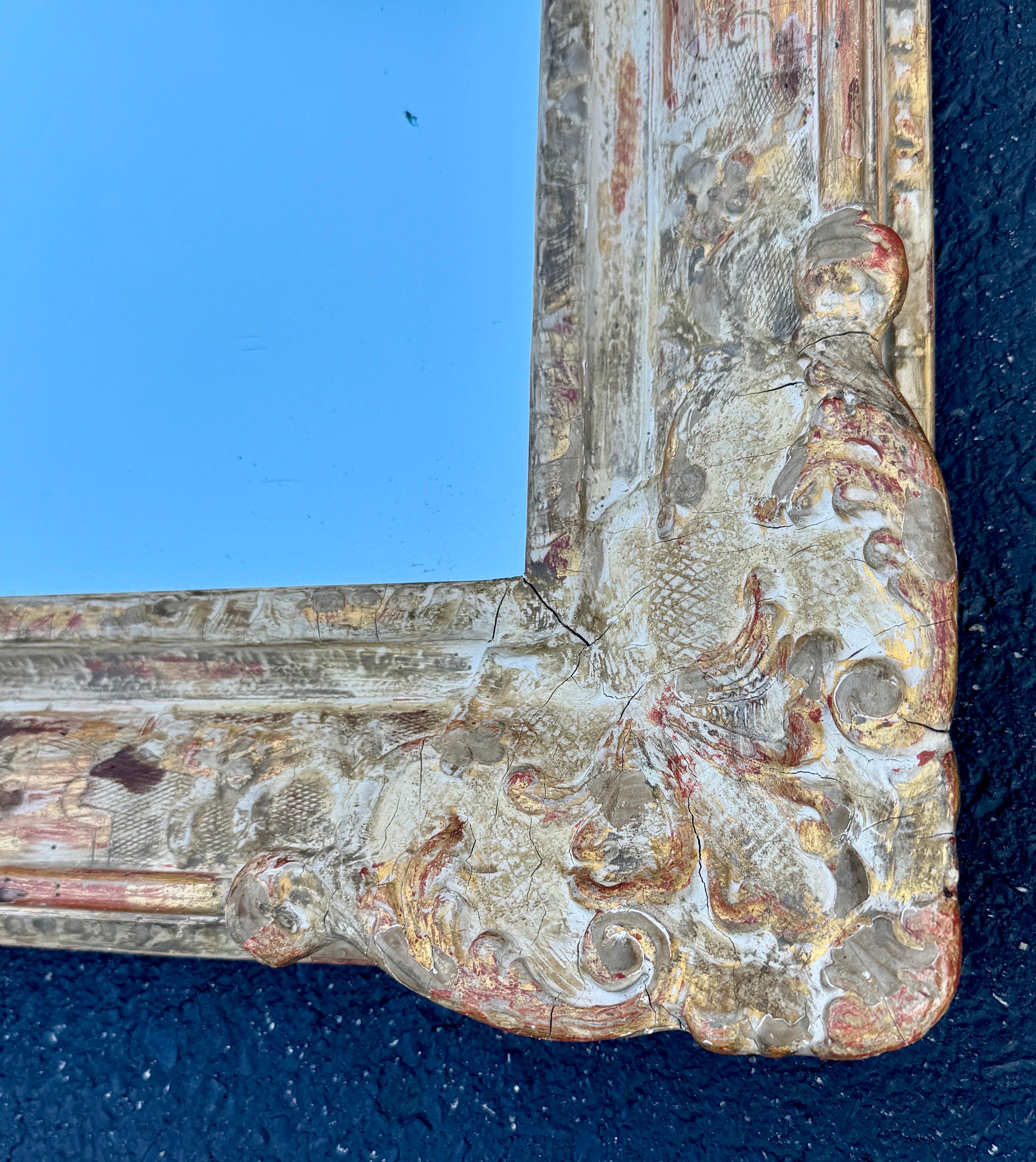 Grande specchio rococò francese del XIX secolo dipinto in oro e dorato In condizioni buone in vendita a Haddonfield, NJ