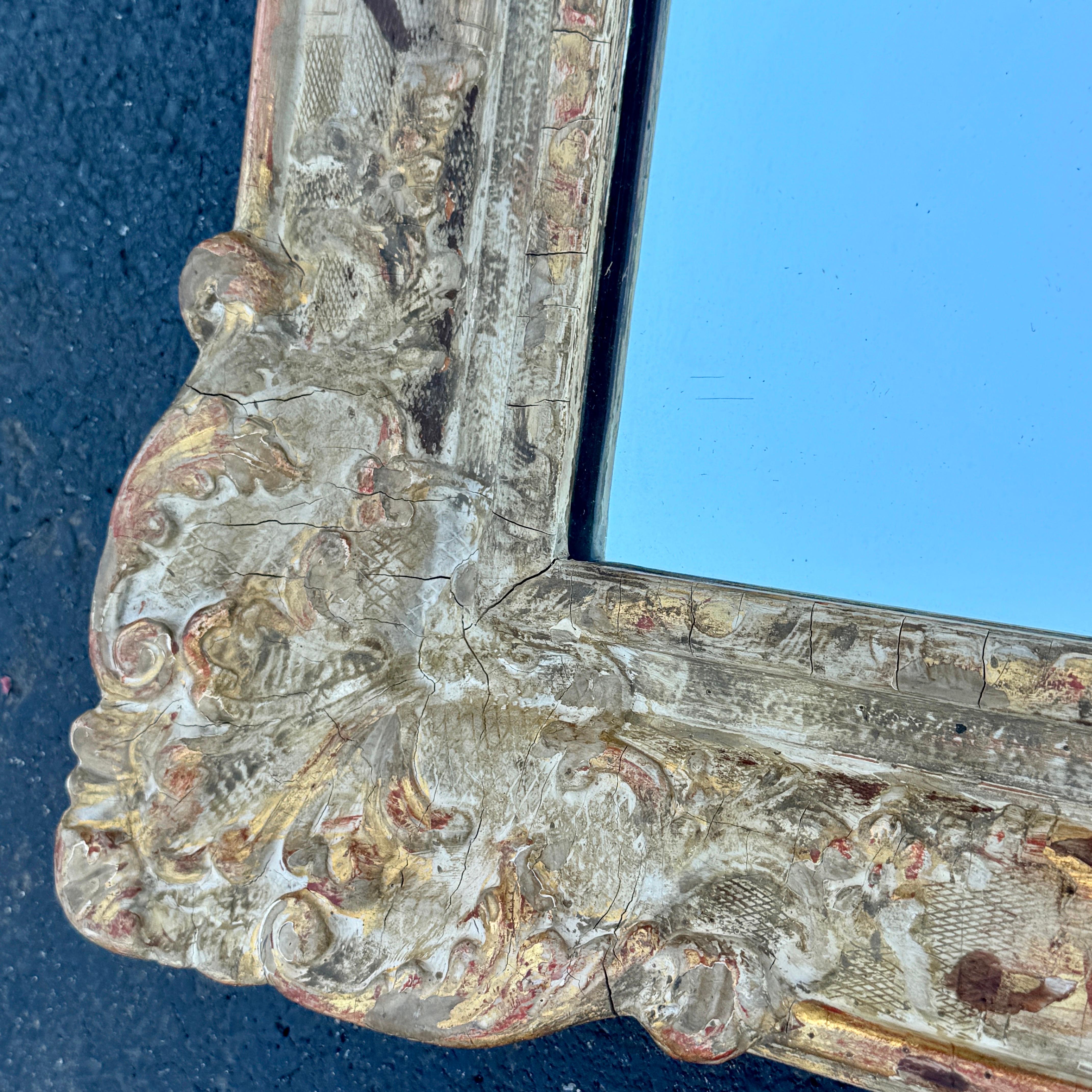 Grande specchio rococò francese del XIX secolo dipinto in oro e dorato in vendita 1