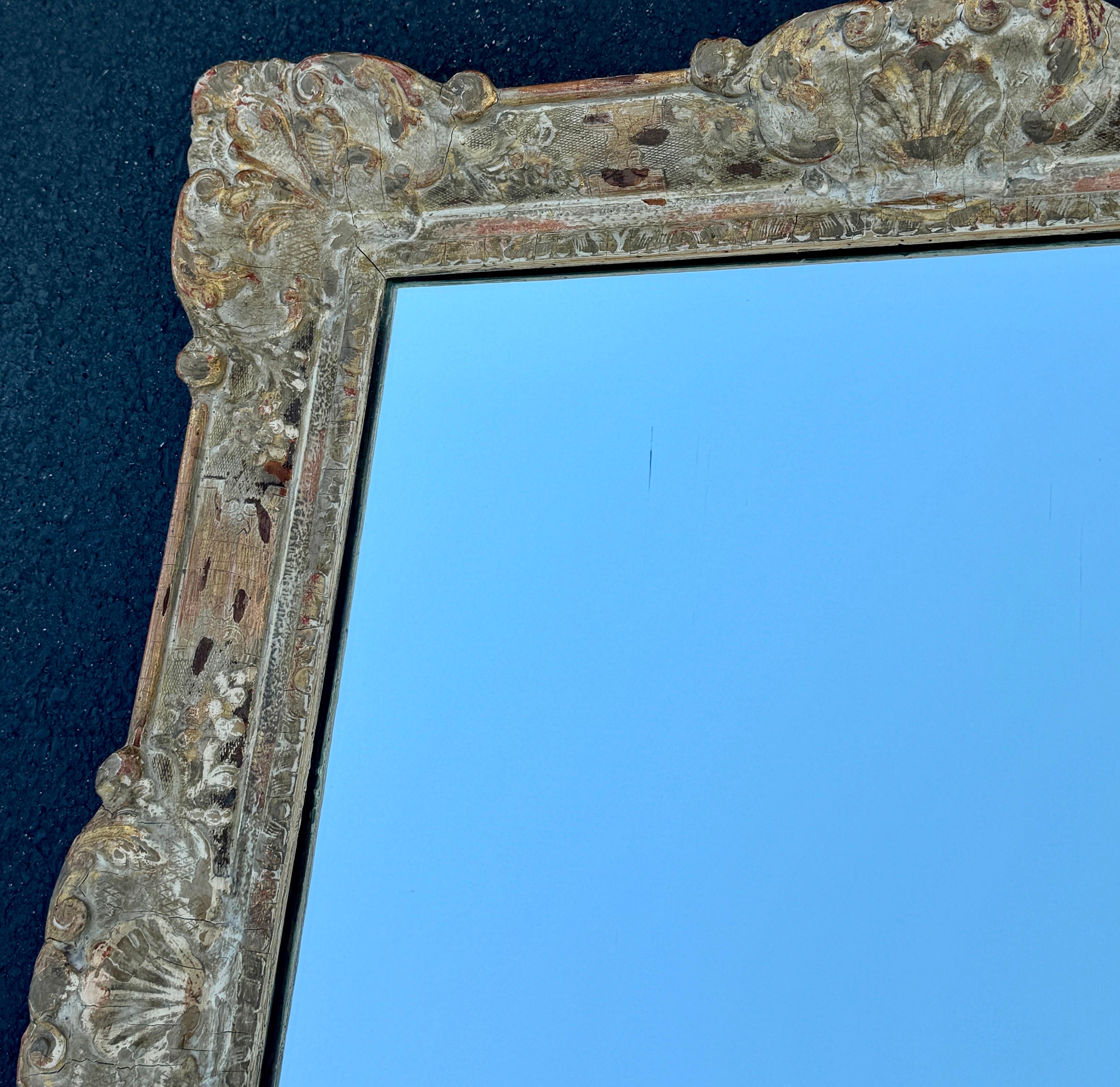 Grande specchio rococò francese del XIX secolo dipinto in oro e dorato in vendita 2