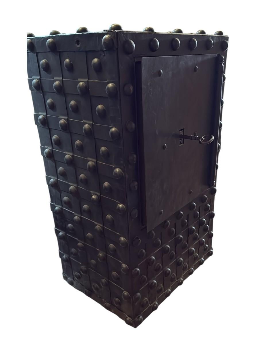 Gran caja fuerte francesa del siglo XIX - Herrajes con correas remachadas
Impresionante caja fuerte francesa del siglo XIX, de construcción robusta con correas de hierro entrelazadas y aseguradas con remaches de hierro forjado a mano. La mano de