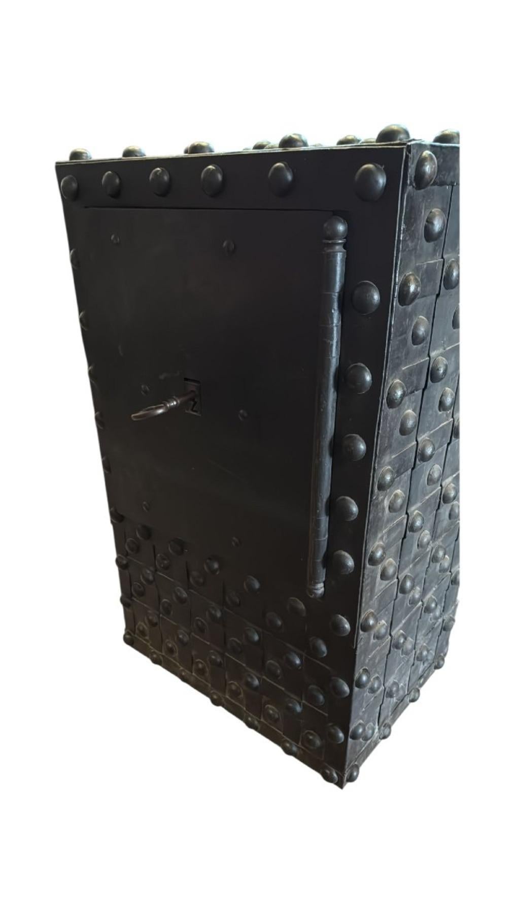Gran caja fuerte francesa del siglo XIX - Herrajes con correas remachadas Otro en venta