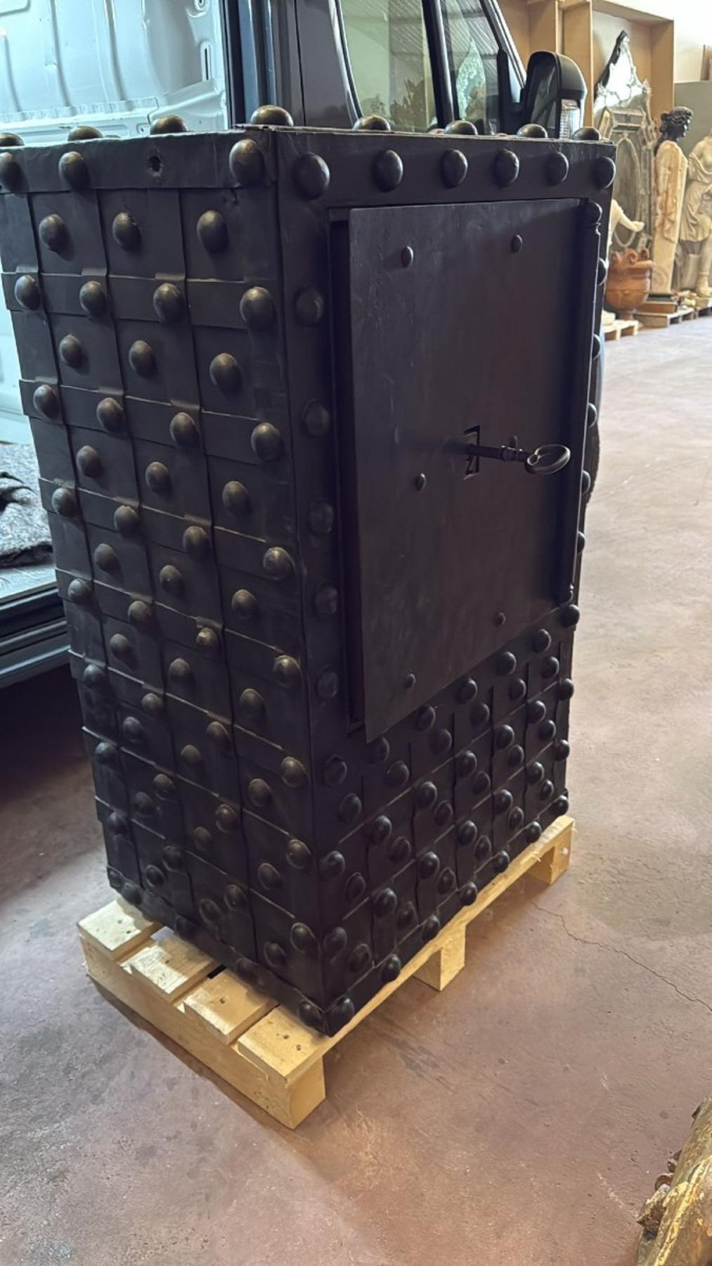Gran caja fuerte francesa del siglo XIX - Herrajes con correas remachadas Francés en venta