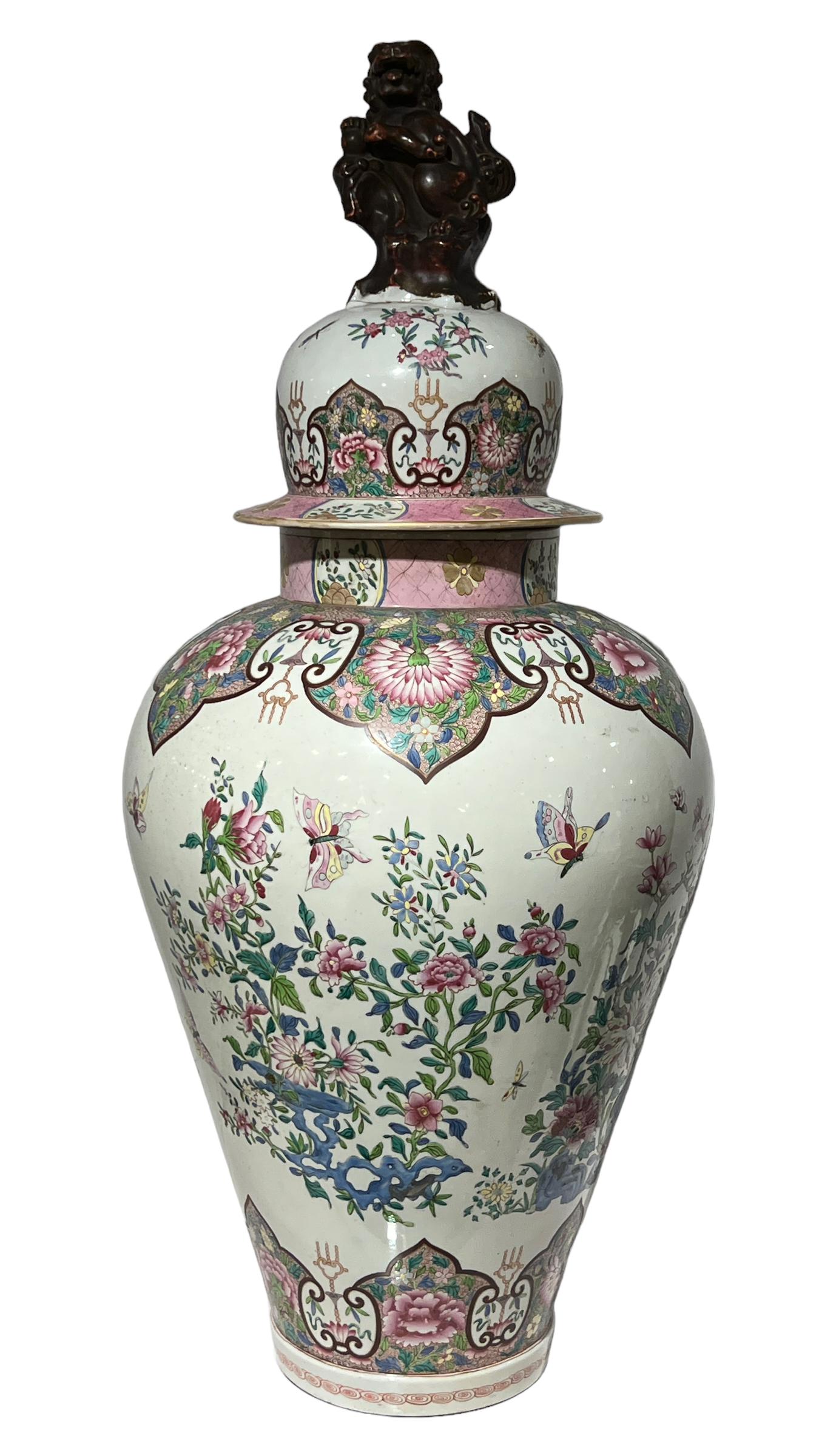 Vaso molto grande in porcellana francese Samson in stile Famille Rose con coperchio con terminale a forma di cane da caccia che misura 37 pollici di altezza.
