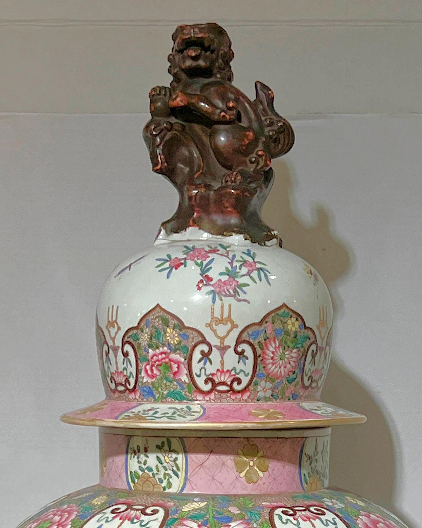 Smaltato Grande opera francese del XIX secolo  Sansone  Vaso in porcellana Famille Rose in vendita