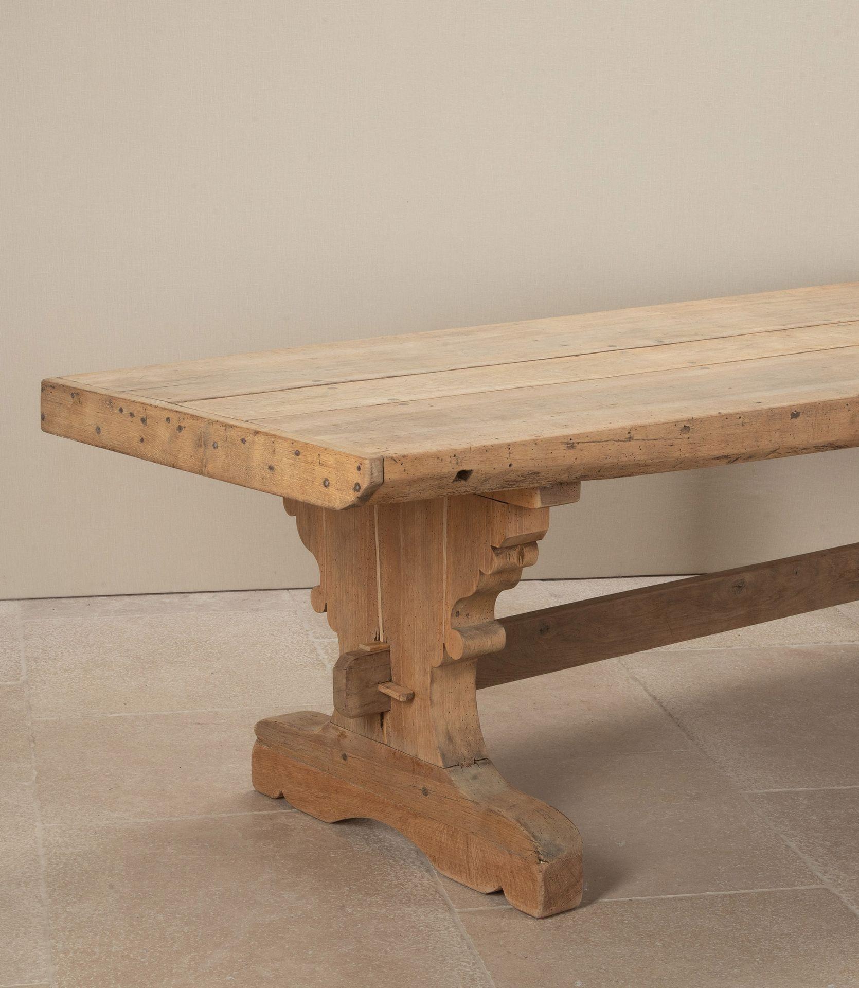 Großer französischer Bauernhoftisch aus geschrubbter Buche des 19. (Französische Provence) im Angebot