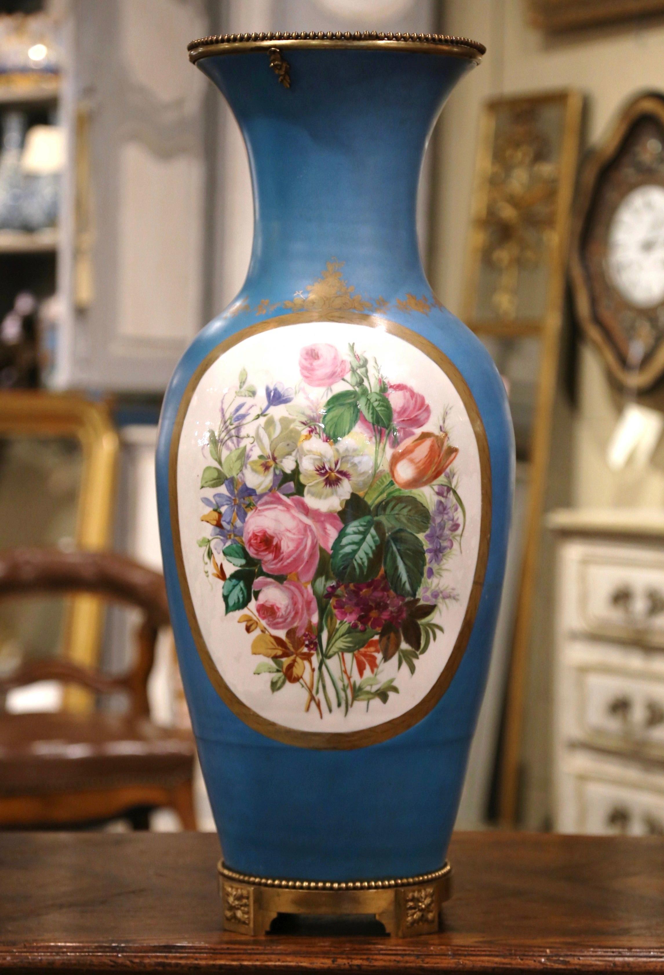 Français Grand vase en porcelaine de Sèvres du 19ème siècle peint à la main et monté sur bronze en vente